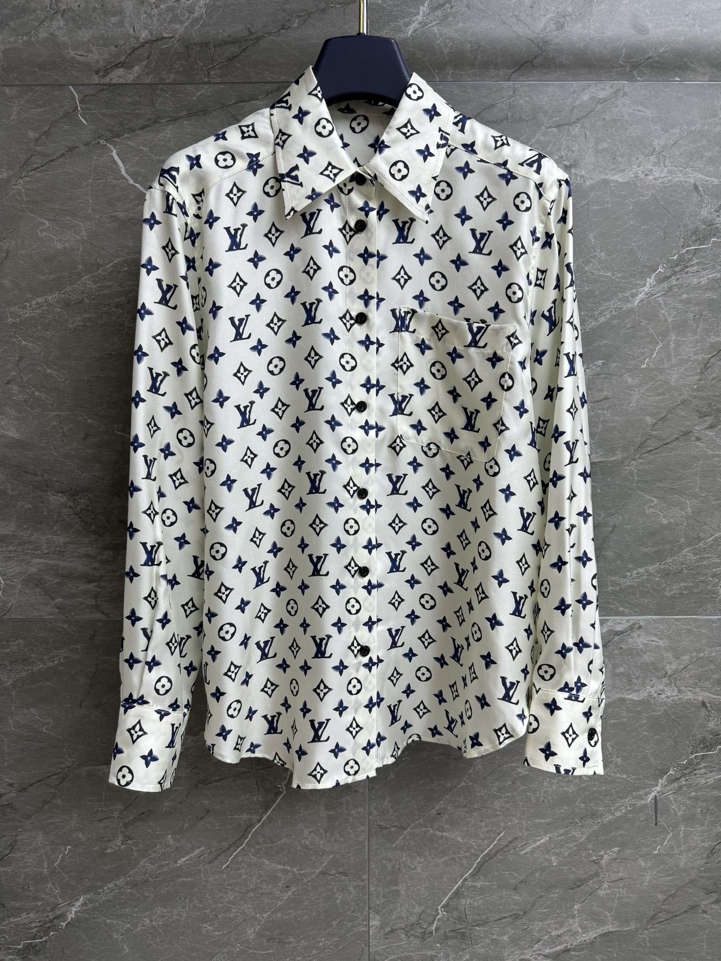 NO:320060,New early spring style is available. L Home Smudge logo silk shirt. 2025 Early Spring Series. Lapel neckline design Smudge logo print pattern. Fashionable and fashionable. Custom twill silk fabric. Skin-friendly and comfortable. Super texture. Loose style. Slim and temperament. Full trademark. Size SML,,louis vuitton, real silk,alexander wang.19860909早春新款上新啦 L家晕染logo真丝衬衣 2025早春系列 翻领领口设计 晕染logo印花图案 时髦洋气高级 定制斜纹真丝面料 亲肤舒适 超有质感 宽松版型 上身显瘦又气质 商标齐全 尺码SML,,louis vuitton,real silk,alexander wang,Women's clothing