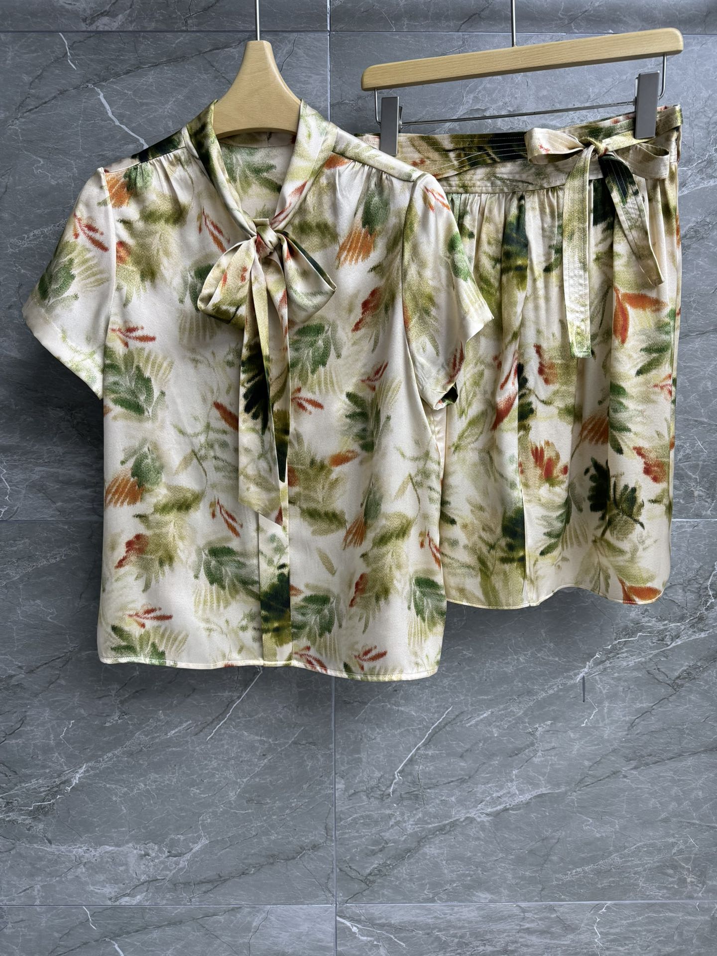 NO:320056,The new style of tops and pants in spring and summer is available. LP printed silk suit. Spring and summer series. Streamer short-sleeved shirt with an A-line skirt. The upper body becomes a temperamental lady. It uses plant prints. Retro and high-end. Custom twill silk fabric. Silky, soft and skin-friendly. Size SML, loro piano, skirts, T-shirt, real silk, alexander wang.19860909上衣裤子春夏新款上新啦 LP印花真丝套装 春夏系列 飘带短袖衬衣搭配A字半裙 上身秒变气质名媛淑女 采用植物印花图案 复古又高级 定制斜纹真丝面料 丝滑柔顺亲肤 尺码SML,,loro piana,skirts,T-shirt,real silk,alexander wang,Women's clothing