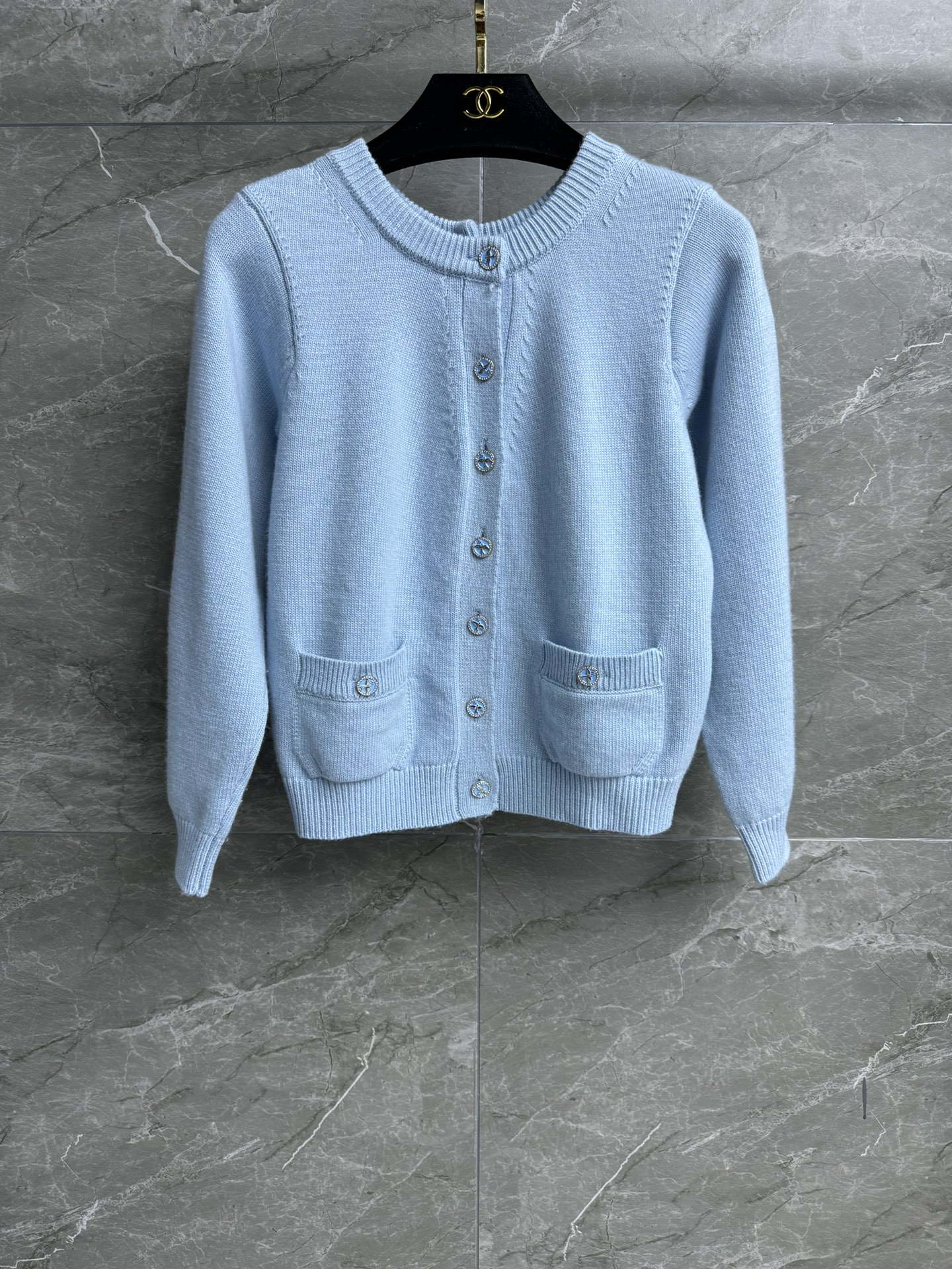 NO:320052,New spring and summer models are available. Xiangjia double-sided button cardigan. Spring and summer trailer series. Double-sided single-breasted design. Exquisite logo diamond button embellishment. Blue color matching is cool and high-end. Cashmere knitted fabric. Soft and comfortable. Normal style. Slim and temperament on the upper body. Full trademark. Size SML, chanel, alexander wang.19860909春夏新款上新啦 香家双面扣开衫 春夏预告系列 正反双面单排扣设计 精致logo钻扣点缀 蓝色配色清冷高级 羊绒针织面料 柔软舒适 正常版型 上身显瘦又气质 商标齐全 尺码SML,,chanel,alexander wang,Women's clothing