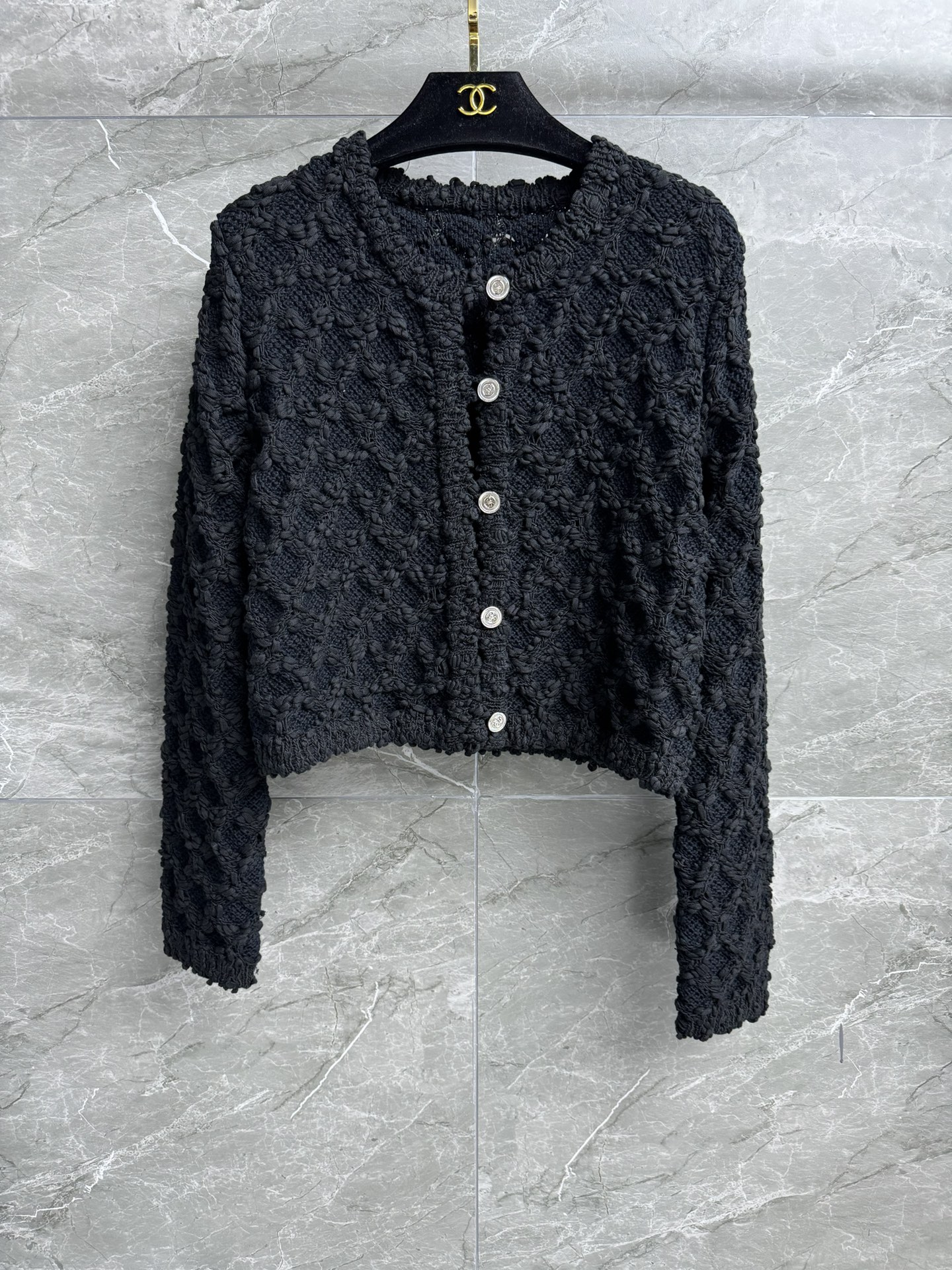 NO:320050,New spring and summer models are available. Xiangjia diamond woven cardigan. Early spring preview series. Round neck single-breasted design. Three-dimensional woven diamond plaid. Exquisite double C logo embellishment. Very beautiful. Cotton blended yarn. Soft and comfortable. Short style. Slim and temperament on the upper body. Full trademark. Size SML, chanel, alexander wang.19860909春夏新款上新啦 香家菱格编织开衫 早春预告系列 圆领单排扣设计 立体编织菱格纹 精致双C徽标点缀 很有美感 棉质混纺纱线 软糯舒适 短款版型 上身显瘦又气质 商标齐全 尺码SML,,chanel,alexander wang,Women's clothing