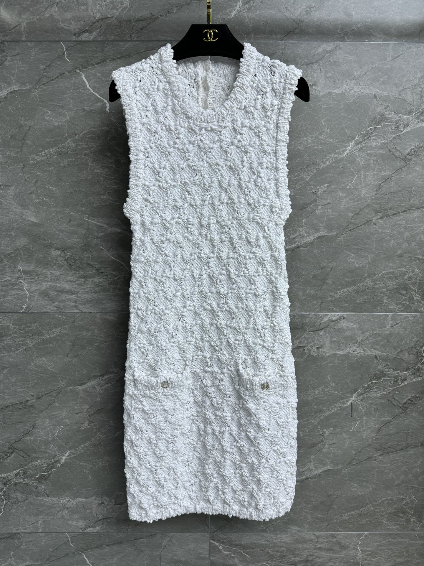 NO:320044,New spring and summer models are available. Xiangjia diamond woven vest skirt. Early spring preview series. Round neckline design. Three-dimensional woven hollow diamond pattern. Exquisite and high-end. Very beautiful. Cotton blended yarn. Soft and comfortable. Slim fit. The upper body looks slim and temperament. Full trademark. Size SML, chanel, skirts, alexander wang.19860909春夏新款上新啦 香家菱格编织背心裙 早春预告系列 圆领领口设计 立体编织镂空菱格纹 精致高级 很有美感 棉质混纺纱线 软糯舒适 修身版型 上身显瘦又气质 商标齐全 尺码SML,,chanel,skirts,alexander wang,Women's clothing