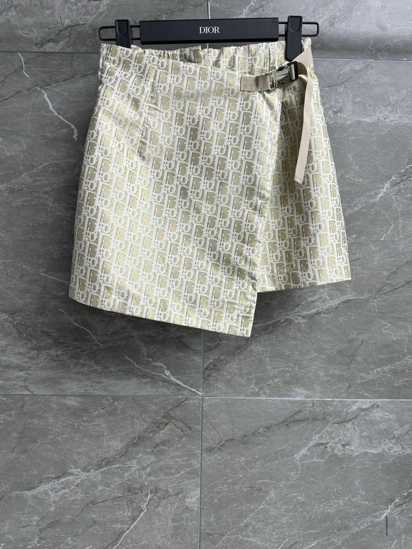 NO:320059,New spring and summer models are shipped. D home presbyopia jacquard skirts. Spring and summer series. One-piece skirts and pants tailoring. Waist metal buckle decoration. Rear elastic waist design. Classic presbyopia pattern. Gentle and high-end color matching. Customized taffeta technology jacquard fabric. Straight and stylish. A-line skirts and pants style. The upper body looks slim and fashionable. Full trademark. Size SML,,dior, skirts,alexander wang.19860909春夏新款出货啦 D家老花提花裙裤 春夏系列 一片式裙裤剪裁 腰间金属搭扣装饰 后松紧腰设计 采用经典老花图案 配色温柔高级 定制塔夫绸科技提花面料 挺阔有型 A字裙裤版型 上身显瘦又时髦 商标齐全 尺码SML,,dior,skirts,alexander wang,Women's clothing