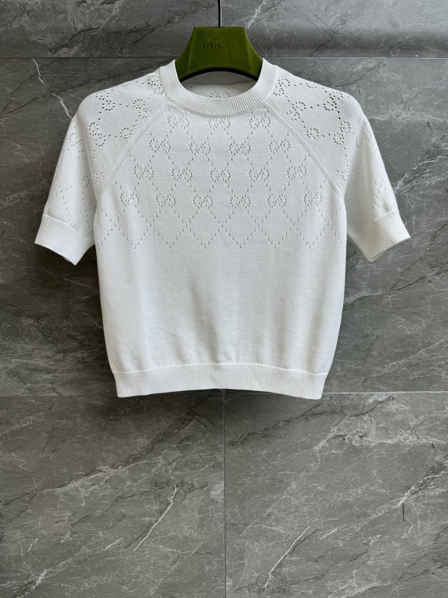 NO:328827,New spring and summer models are available. G home hollow knitted short sleeves. 2025 spring and summer series. Round neck ribbed neckline. Diamond GG hollow pattern. Fashionable and fashionable. Cotton knitted fabric. Skin-friendly and breathable. Short style. Slim and temperament on the upper body. Full trademark. Size SML,,gucci, T-shirt,alexander wang.19860909春夏新款上新啦 G家镂空针织短袖 2025春夏系列 圆领罗纹领口 菱格GG镂空图案 时髦洋气高级 棉质针织面料 亲肤透气 短款版型 上身显瘦又气质 商标齐全 尺码SML,,gucci,T-shirt,alexander wang,Women's clothing