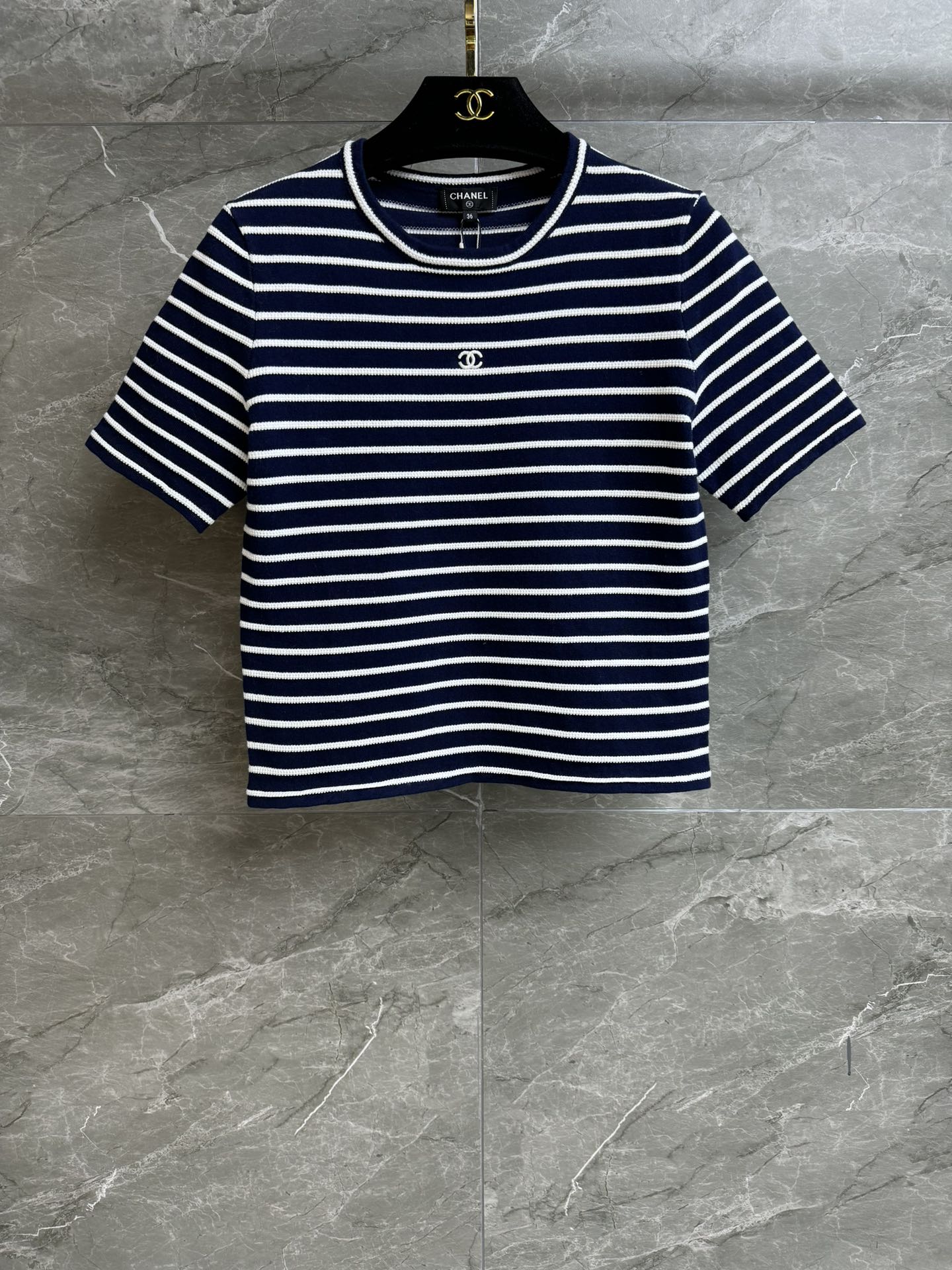 NO:320057,New spring and summer models are shipped. Xiangjia blue and white striped short sleeves. Spring and summer series. Round neckline design. Double C embroidery pattern embellishment on chest. Blue and white striped color matching. Age-reducing fashionable and chic. Cotton knitted fabric. Soft and comfortable. Normal style. Slim and versatile. Full trademark. Size SML, chanel, T-shirt, alexander wang.19860909春夏新款出货啦 香家蓝白条纹短袖 春夏系列 圆领领口设计 胸前双C刺绣图案点缀 蓝白条纹配色 减龄时髦别致 棉质针织面料 柔软舒适 正常版型 上身显瘦又百搭 商标齐全 尺码SML,,chanel,T-shirt,alexander wang,Women's clothing