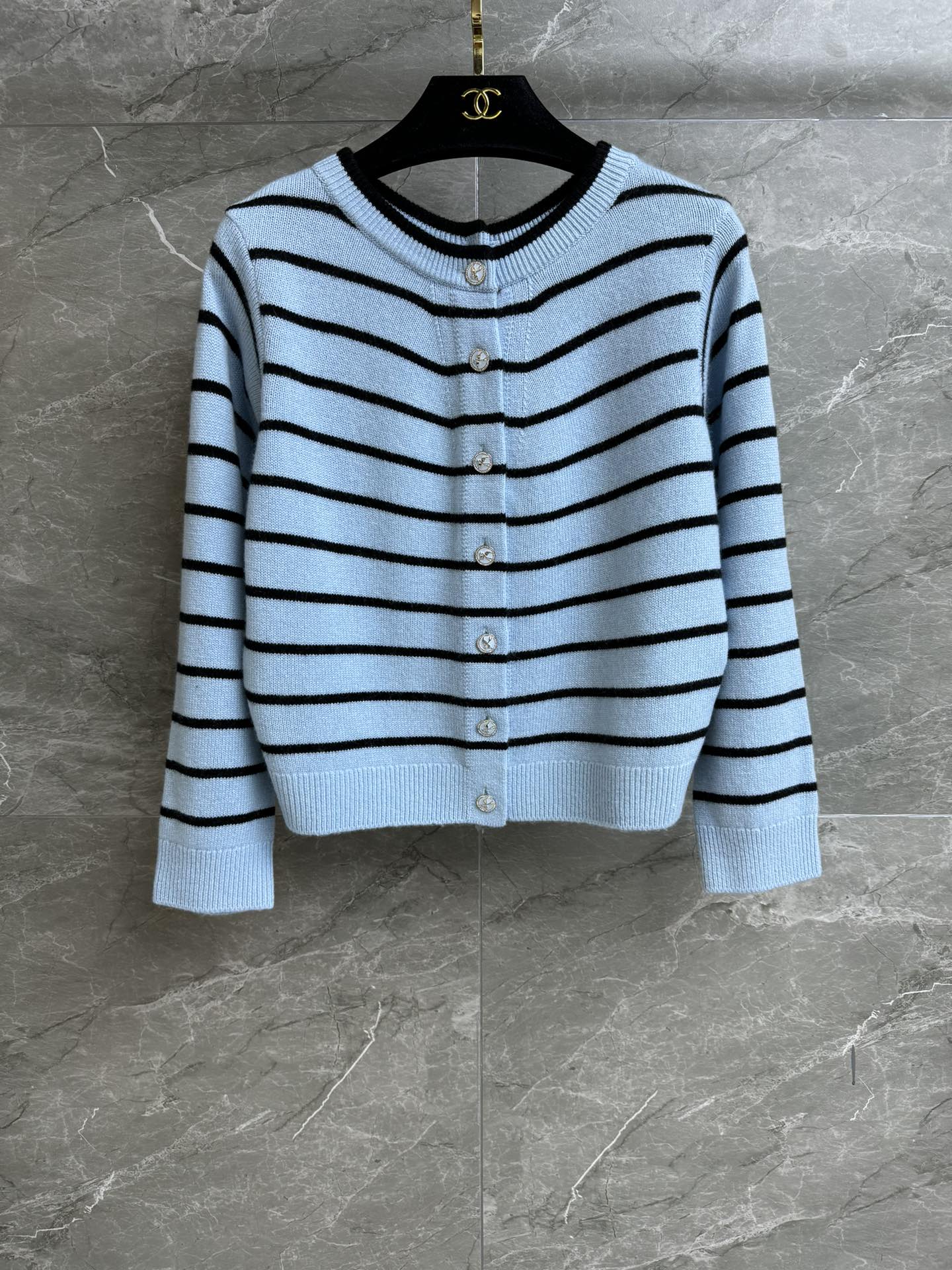 NO:320053,New spring and summer models are available. Xiangjia blue striped cashmere cardigan. Spring and summer trailer series. Front and back single-breasted design. Off-shoulder-shoulder color matching. Exquisite logo diamond buckle embellishment. Cold and high-end cashmere knitted fabric. Soft and comfortable. Loose style. Slim and temperament on the upper body. Full trademark. Size SML, chanel, alexander wang.19860909春夏新款上新啦 香家蓝色条纹羊绒开衫 春夏预告系列 正反单排扣设计 可露肩穿 蓝色条纹配色 精致logo钻扣点缀 清冷高级 羊绒针织面料 柔软舒适 宽松版型 上身显瘦又气质 商标齐全 尺码SML,,chanel,alexander wang,Women's clothing