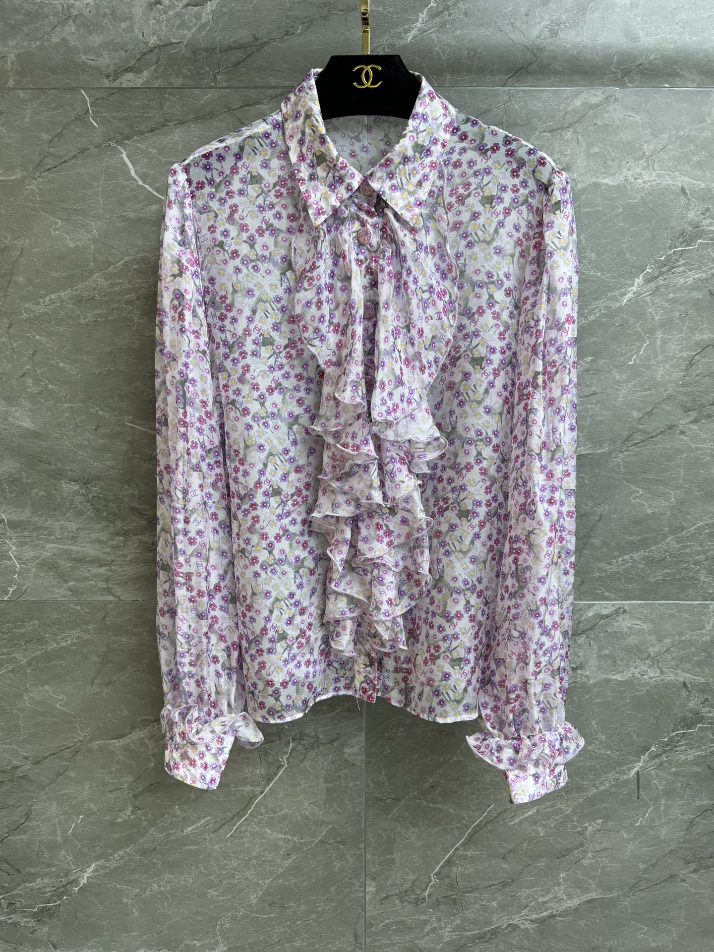 NO:320051,New spring and summer models are available!  Xiangjia floral silk shirt Spring and summer trailer series Temperament lapel neckline Ruffle design with placket cuffs Black and purple flower double C print Retro elegant and high-end Custom silk fabric Lightweight and comfortable texture Normal style Slim and temperament on the upper body Easy to wear high-end feel Full trademark SML, Chanel, Shirts, Real silk, Alexander wang19860909春夏新款上新啦！ 香家碎花真丝衬衫 春夏预告系列 气质翻领领口 门襟袖口荷叶边设计 黑紫色系花朵双C印花 复古优雅高级 定制真丝面料 轻薄舒适有质感 正常版型 上身显瘦又气质 轻松穿出高级感 商标齐全 尺码SML,,chanel,shirts,real silk,alexander wang,Women's clothing