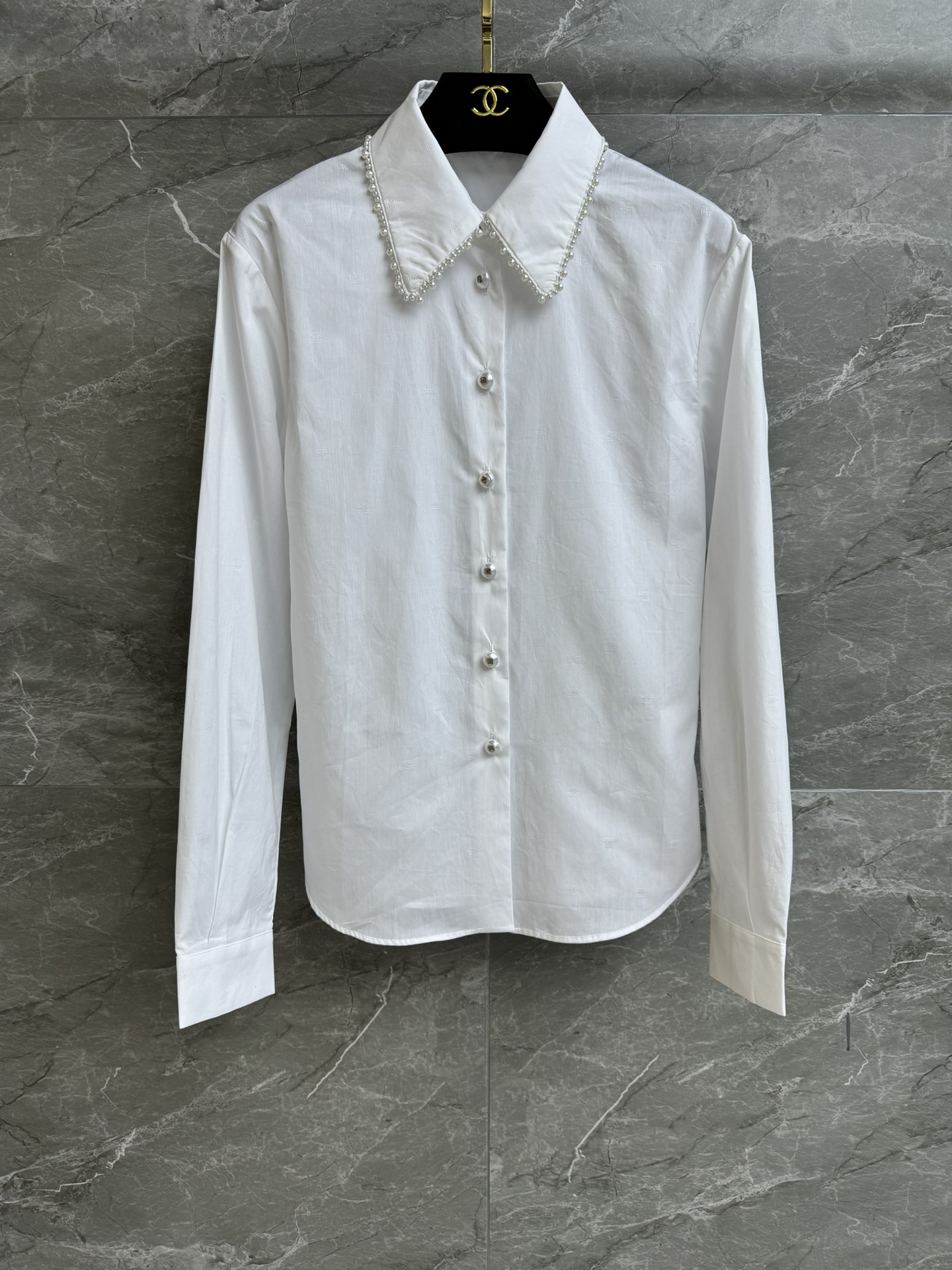 NO:320049,New spring and summer models are available. Xiangjia pearl collar shirt. Spring and summer trailer series. Heavy industry pearl beaded collar. Double C dark pattern jacquard pattern. Exquisite and elegant. Customized cotton fabric. Comfortable and breathable. Normal style. Slim and temperament on the upper body. Full trademark. Size SML, chanel, alexander wang.19860909春夏新款上新啦 香家珍珠领边衬衣 春夏预告系列 重工珍珠串珠点缀领口 双C暗纹提花图案 精致优雅高级 定制纯棉面料 舒适透气 正常版型 上身显瘦又气质 商标齐全 尺码SML,,chanel,alexander wang,Women's clothing