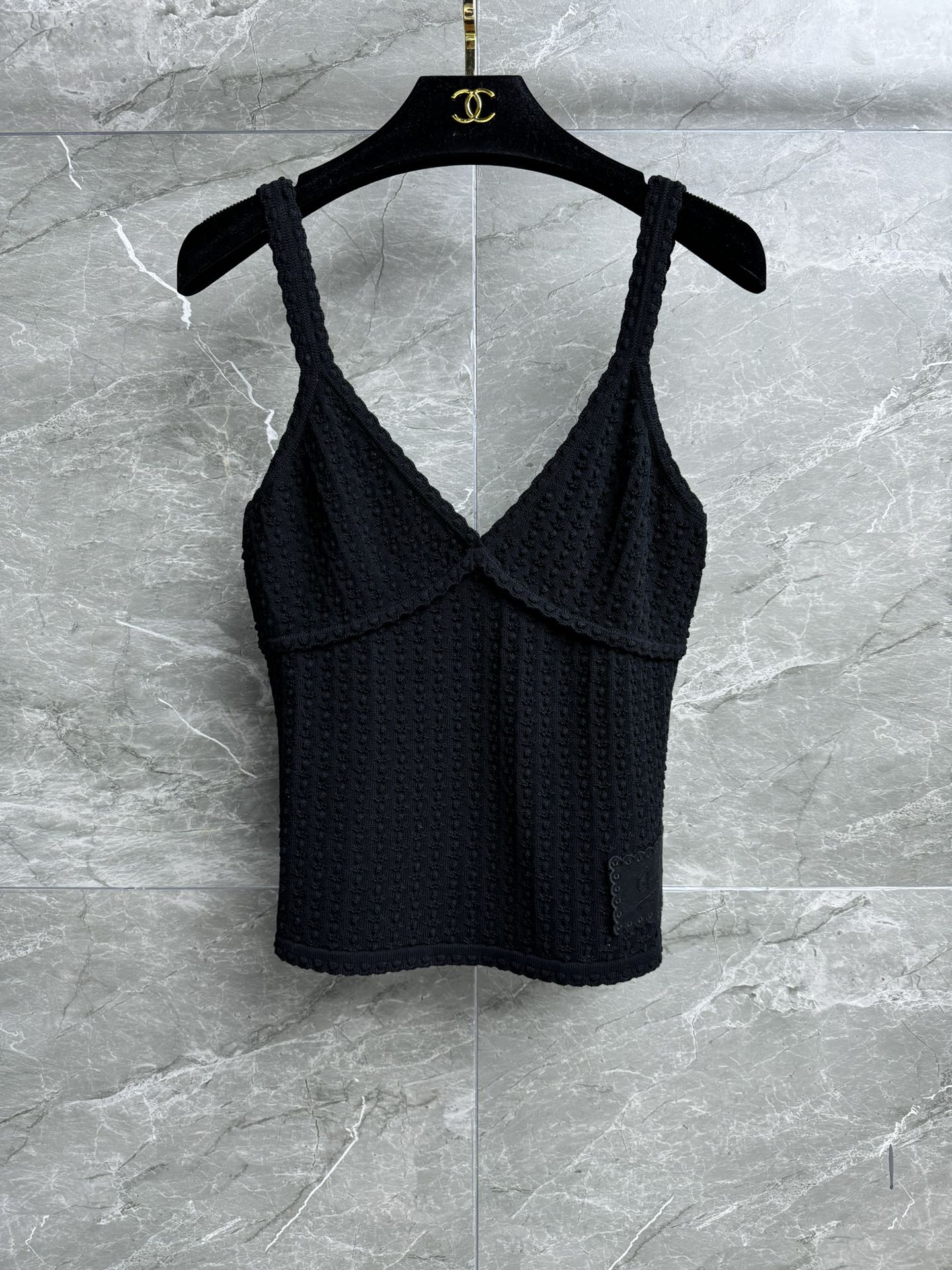 NO:329500,High-version shipped Xiangjia three-dimensional pattern vest 2025 early spring preview series French pure style adopts three-dimensional crochet pattern hem logo embroidery decoration Gentle and high-end Cotton blend knitted fabric Comfortable and skin-friendly and breathable Slim fit style Slim and elegant upper body Full trademark Equipped with cloth bag Size SML, Chanel, alexander wang19860909高版本出货啦 香家立体花纹背心 2025早春预告系列 法式纯欲风 采用立体钩织花纹 下摆logo徽标刺绣装饰 温柔高级 棉质混纺针织面料 舒适亲肤透气 修身版型 上身显瘦又气质 商标齐全 配有布袋 尺码SML,,chanel,alexander wang,Women's clothing