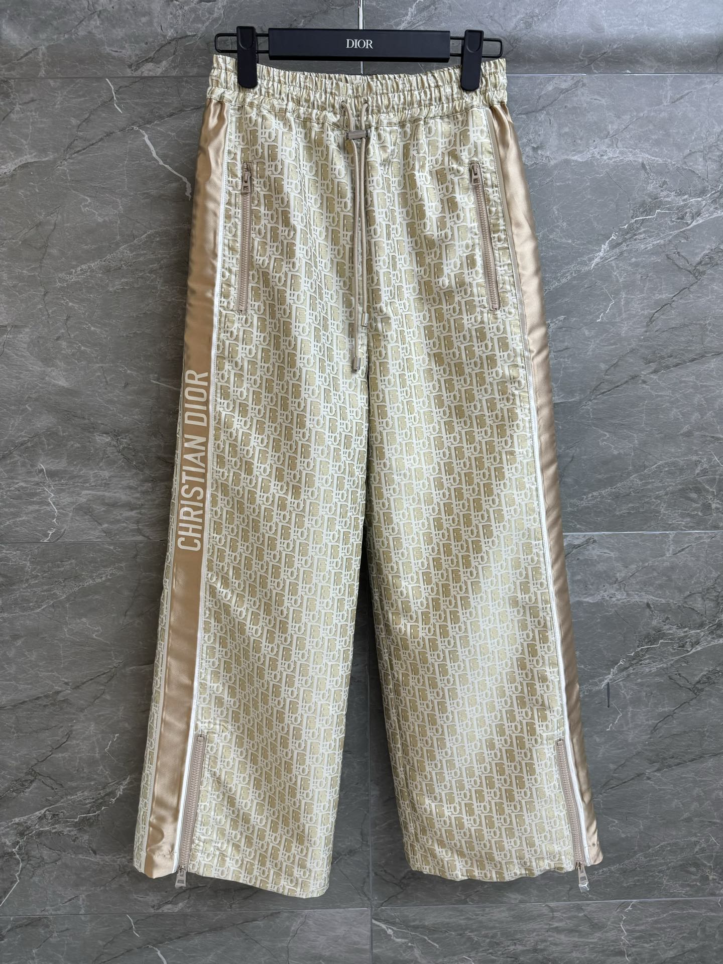 NO:329737,New spring and summer models are available. D home old-fashioned wide-leg pants. 2025 spring and summer series. Elastic elastic waist. Slit zipper design. Handsome and cool. Classic old-fashioned jacquard pattern. Gentle and high-end color. Customized taffeta jacquard fabric. High-waist wide-leg pants style. Fashionable and versatile upper body. Full trademark. Size SML,,dior,alexander wang.19860909春夏新款上新啦 D家老花阔腿裤 2025春夏系列 松紧弹力腰头 裤腿开叉拉链设计 帅气又拉风 经典老花提花图案 配色温柔高级 定制塔夫绸提花面料 高腰阔腿裤版型 上身时髦百搭 商标齐全 尺码SML,,dior,alexander wang,Women's clothing