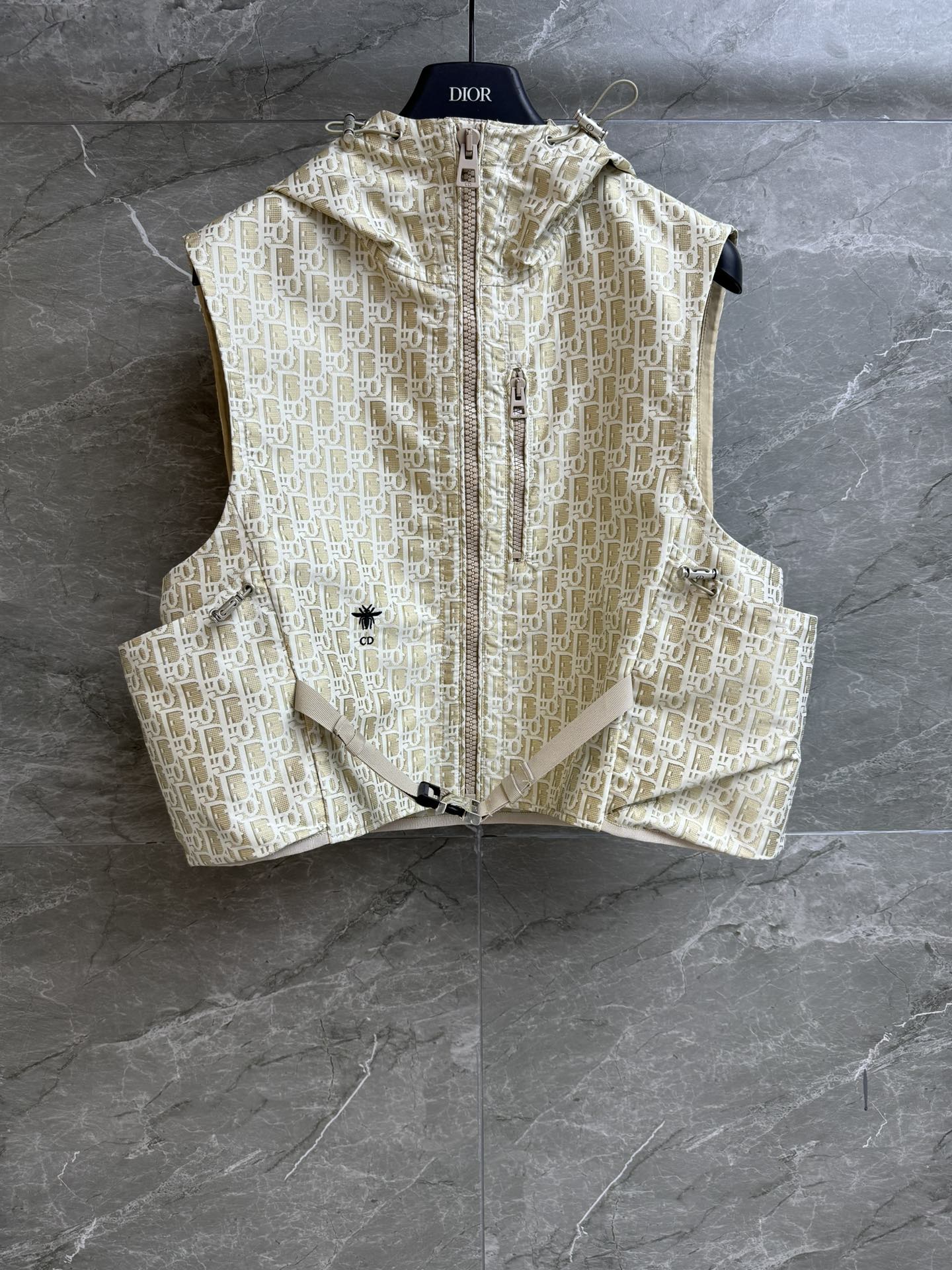 NO:329734,New spring and summer models are available. D home old-fashioned hooded vest 2025 spring and summer series. Hooded zipper design. Drawstring large pocket decoration. Classic old-fashioned jacquard pattern. New color scheme. Customized taffeta jacquard fabric. Straight fit. Fashionable and versatile upper body. Full trademark. Size SML,,dior,hats,alexander wang.19860909春夏新款上新啦 D家老花连帽马甲 2025春夏系列 连帽拉链设计 抽绳大口袋装饰 经典老花提花图案 新配色温柔高级 定制塔夫绸提花面料 直筒版型 上身时髦百搭 商标齐全 尺码SML,,dior,hats,alexander wang,Women's clothing