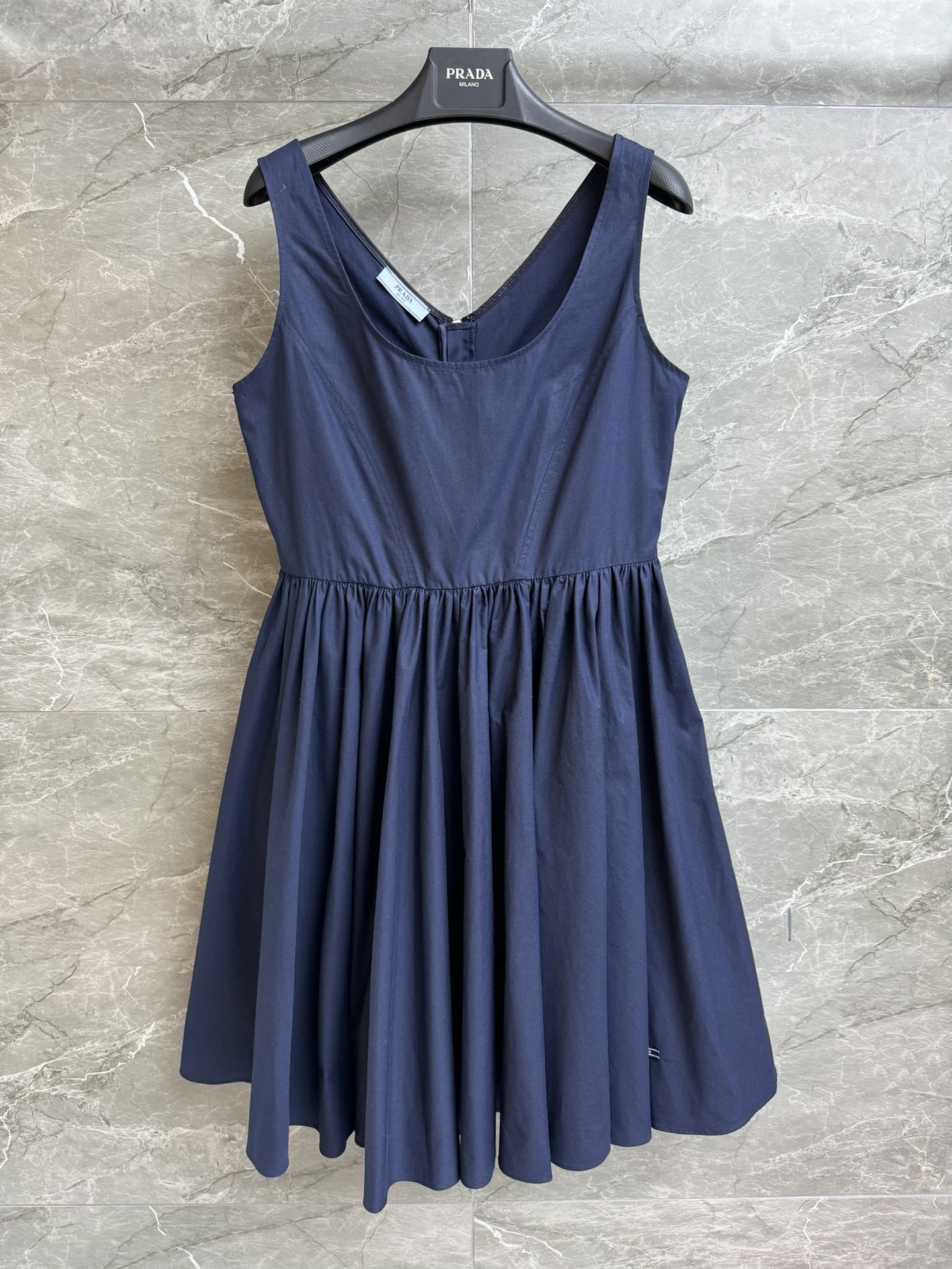 NO:329620,New spring and summer models are available. P home blue dress. 2025 spring and summer series. All-match U-neck neckline. Rear zipper design. Hem logo label embellishment. Simple and high-end. Cotton canvas fabric. Comfortable and breathable. Large A-line skirt style. The upper body looks slim and temperament. Full trademark. Size SML, skirts, alexander wang.19860909春夏新款上新啦 P家蓝色连衣裙 2025春夏系列 百搭U领领口 后拉链设计 下摆logo标签点缀 简约高级 棉质帆布面料 舒适透气 大摆A字裙版型 上身显瘦又气质 商标齐全 尺码SML,,skirts,alexander wang,Women's clothing