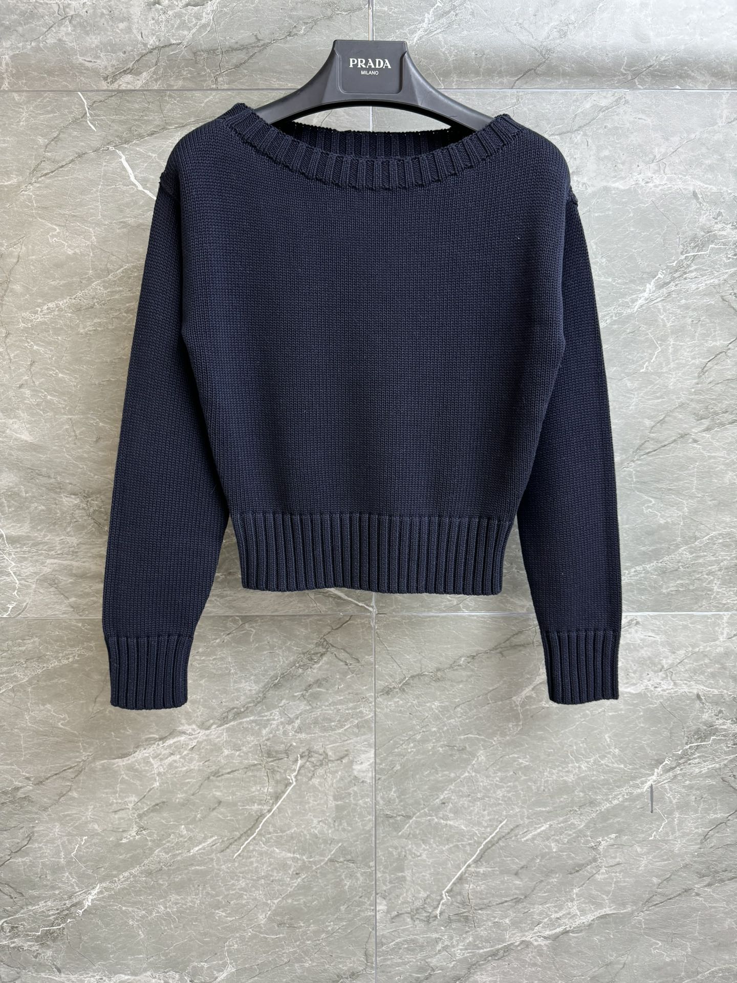 NO:329615,New spring and summer models are shipped. P home boat neck short sweater. 2025 spring and summer series. Boat neckline design. Back striped knitted triangle decoration. Simple and fashionable. Cotton knitted fabric. Comfortable and skin-friendly. Short style. Slim and versatile. Full trademark. Size SML,,sweaters,alexander wang.19860909春夏新款出货啦 P家船领短毛衣 2025春夏系列 船形领口设计 后背条纹针织三角形装饰 简约时髦洋气 棉质针织面料 舒适亲肤 短款版型 上身显瘦又百搭 商标齐全 尺码SML,,sweaters,alexander wang,Women's clothing