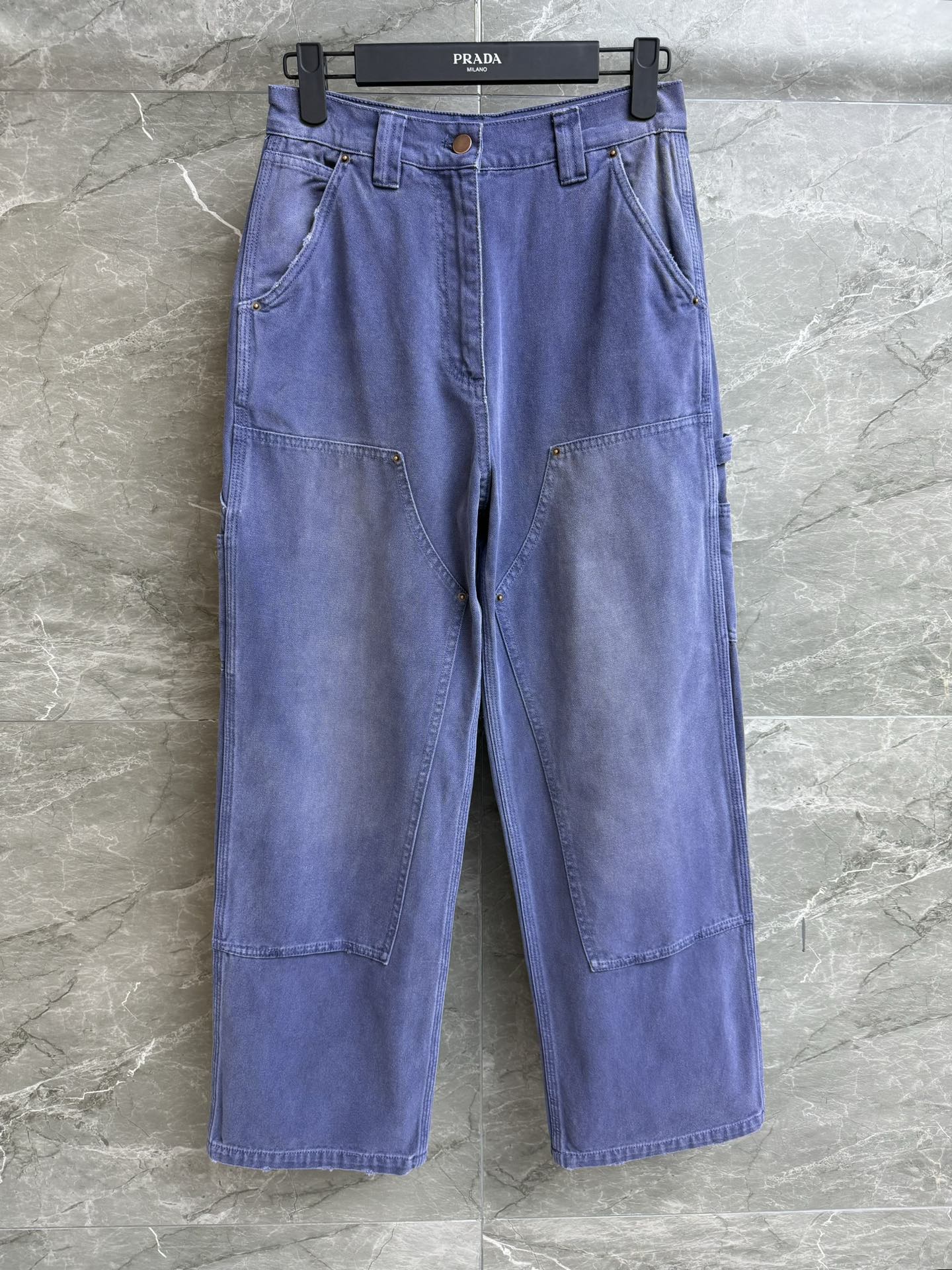 NO:329616,New spring and summer models are available. P home blue and purple work pants. 2025 spring and summer series. Retro old washing blue and purple. Pocket triangle leather brand decoration embellishment. Very distinctive. Fashionable high street. Customized cotton fabric. Clever and comfortable. Loose straight style. No-scopic leg-shaped. Slim and versatile. Full trademark. Size SML,,alexander wang.19860909春夏新款上新啦 P家蓝紫色工装裤 2025春夏系列 复古做旧水洗蓝紫色 口袋三角皮牌装饰点缀 极具特色 时髦高街 定制棉质面料 挺括舒适 宽松直筒版型 不挑腿型 上身显瘦又百搭 商标齐全 尺码SML,,alexander wang,Women's clothing