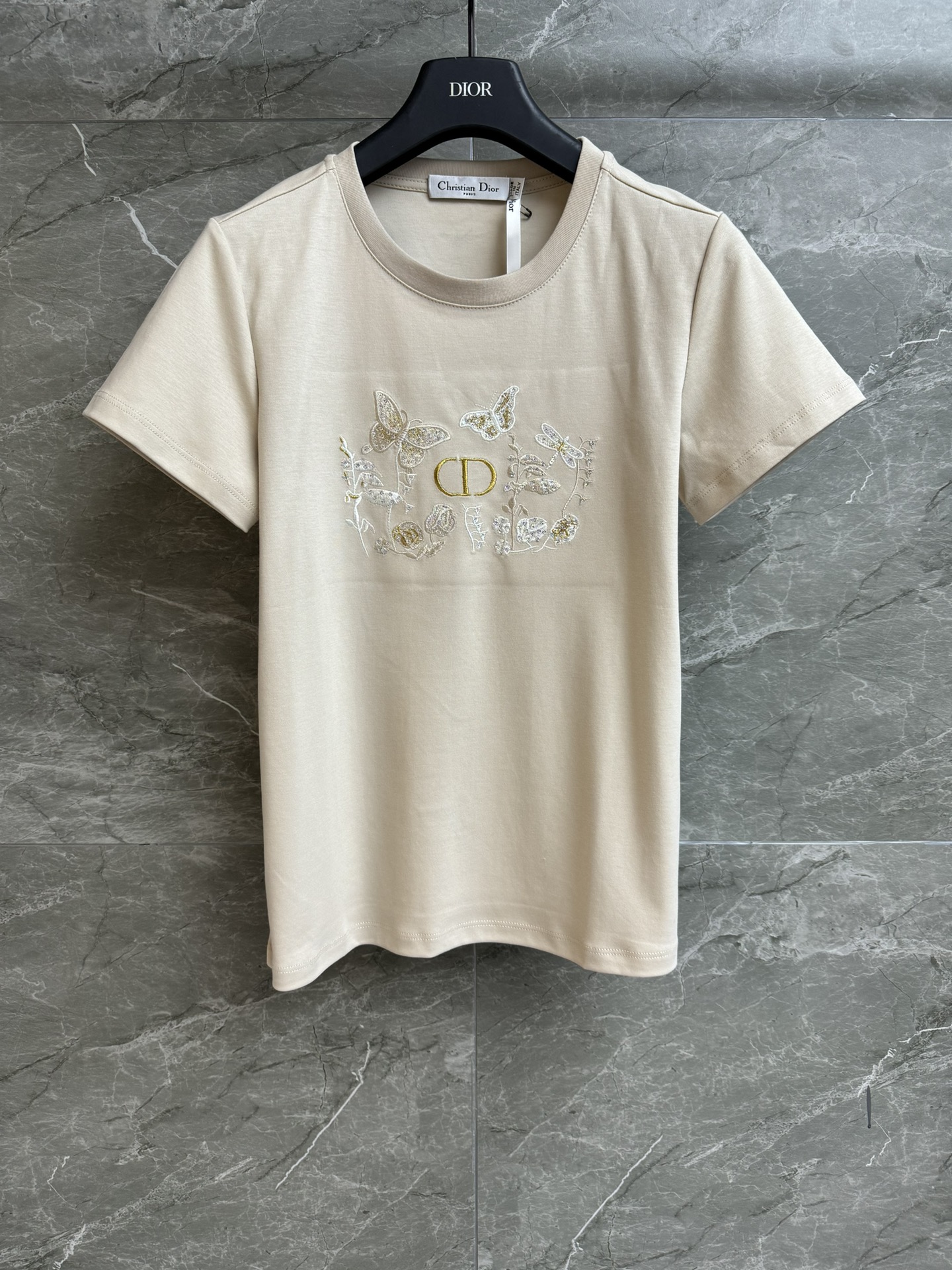 NO:329732,New spring and summer models are shipped. D home butterfly embroidered T-shirt. 2025 spring and summer series. Round neckline design. CD butterfly floral embroidery pattern. Full of high-end sense. Customized cotton fabric. Comfortable and breathable. Normal style. Slim and temperament on the upper body. Full trademark. Size SML,,dior,tees, t-shirt,alexander wang.19860909春夏新款出货啦 D家蝴蝶刺绣T恤 2025春夏系列 圆领领口设计 CD蝴蝶花卉刺绣图案 高级感满满 定制纯棉面料 舒适透气 正常版型 上身显瘦又气质 商标齐全 尺码SML,,dior,tees，t-shirt,alexander wang,Women's clothing