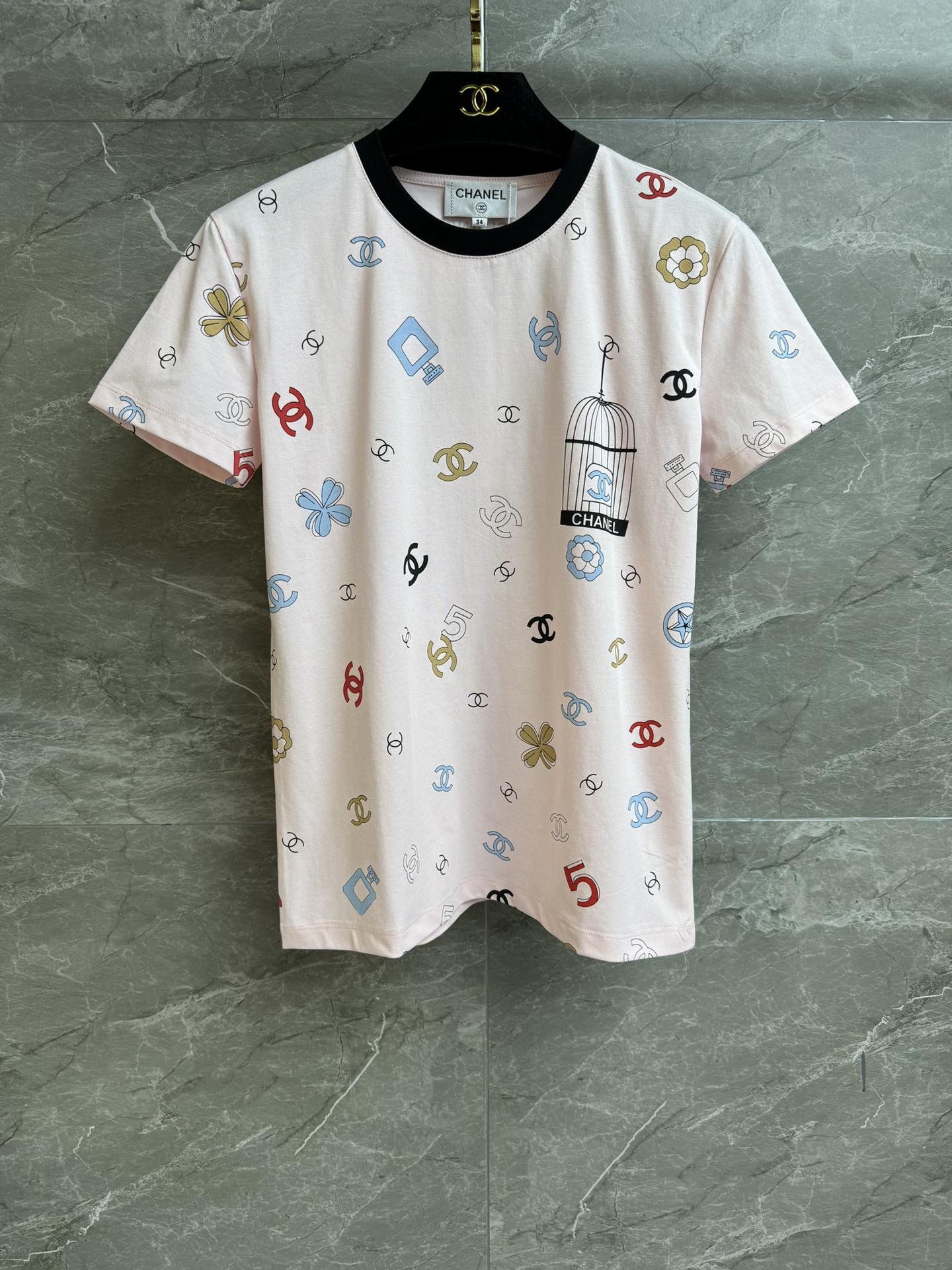 NO:329730,New spring and summer models are available. Xiangjia color logo T-shirt 2025 early spring series. Round neck color-blocking neckline. Color logo print pattern. Age-reducing fashionable. Customized pure cotton fabric. Comfortable and breathable. Normal style. Slim and temperament on the upper body. Full trademark. Size SML, chanel,tees, t-shirt,alexander wang.19860909春夏新款上新啦 香家彩色logoT恤 2025早春系列 圆领拼色领口 彩色logo印花图案 减龄时髦 定制纯棉面料 舒适透气 正常版型 上身显瘦又气质 商标齐全 尺码SML,,chanel,tees，t-shirt,alexander wang,Women's clothing