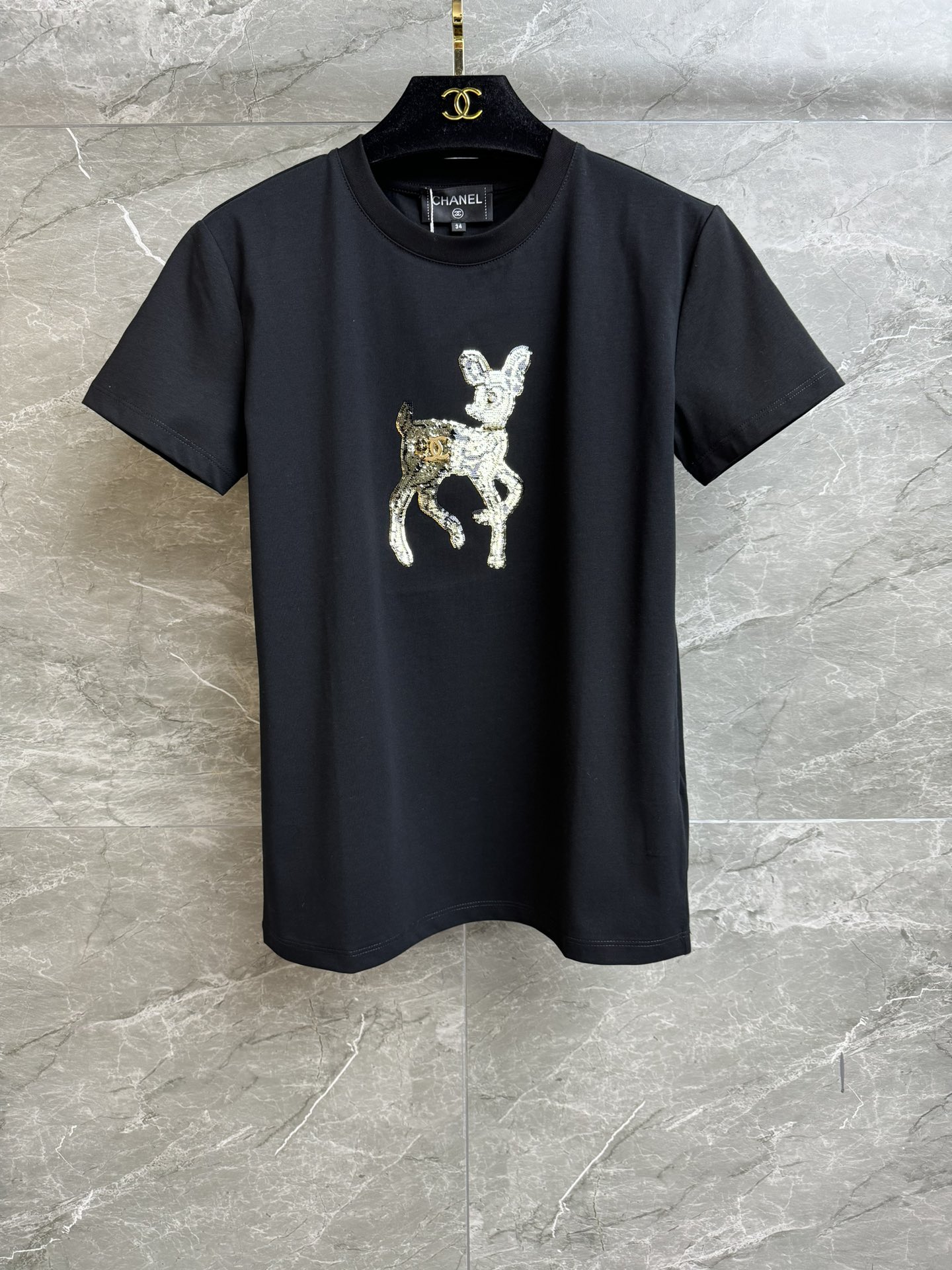 NO:329728,New spring and summer models are available. Xiangjia sequin deer T 2025 spring and summer series. Round neckline design. Deer sequin embroidery pattern. Logo logo embellishment. Exquisite and fashionable age-reducing. Imported pure cotton fabric. Comfortable and skin-friendly. Normal style. Slim and temperament on the upper body. Full trademark. Size SML, chanel, alexander wang.19860909春夏新款上新啦 香家亮片小鹿T 2025春夏系列 圆领领口设计 小鹿亮片刺绣图案 logo徽标点缀 精致时髦减龄 进口纯棉面料 舒适亲肤 正常版型 上身显瘦又气质 商标齐全 尺码SML,,chanel,alexander wang,Women's clothing
