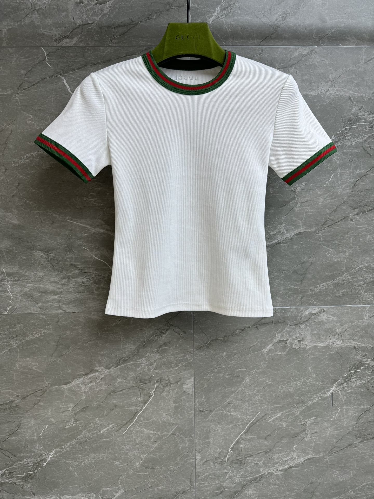 NO:329724,New spring and summer models are shipped!  G Home Decoration Webbing Knitted T-shirt Spring and Summer 2025 Red and Green Webbing Piping Design Back Letter Logo Embroidery Fashionable and High-end Customized Cotton Knitted Fabric Clever Comfortable Skinny Slim and versatile Top Body Full Trademark Size SML, Gucci, Tees, T-shirt, Alexander Wang19860909春夏新款出货啦！ G家饰织带针织T恤 2025春夏系列 红绿织带滚边设计 后背字母logo贴布刺绣 时髦高级 定制纯棉针织面料 挺括舒适亲肤 弹力修身版型 上身显瘦又百搭 商标齐全 尺码SML,,gucci,tees，t-shirt,alexander wang,Women's clothing