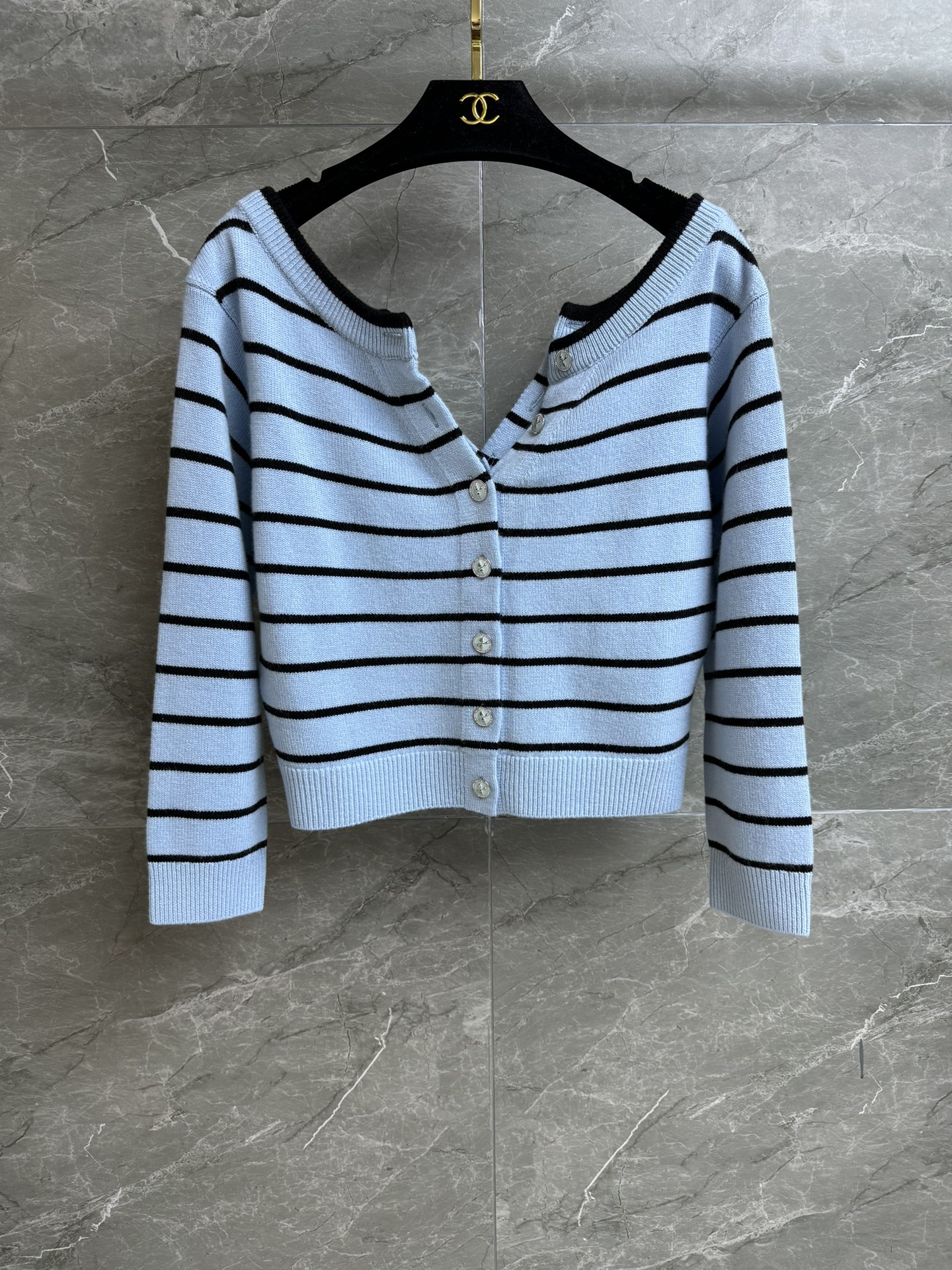 NO:329720,High-end version is shipped. Xiangjia one-shoulder striped cardigan. 2025 spring and summer preview series. One-shoulder double-sided buckle design. Exquisite logo diamond buckle embellishment. Striped color matching. Advanced age-reducing cashmere knitted fabric. Soft and comfortable. Short style. Slim and temperament on the upper body. Full trademark. Equipped with cloth bag. Size SML, chanel, alexander wang.19860909高版本出货啦 香家一字肩条纹开衫 2025春夏预告系列 一字肩双面扣设计 精致logo钻扣点缀 条纹配色高级减龄 羊绒针织面料 柔软舒适 短款版型 上身显瘦又气质 商标齐全 配有布袋 尺码SML,,chanel,alexander wang,Women's clothing