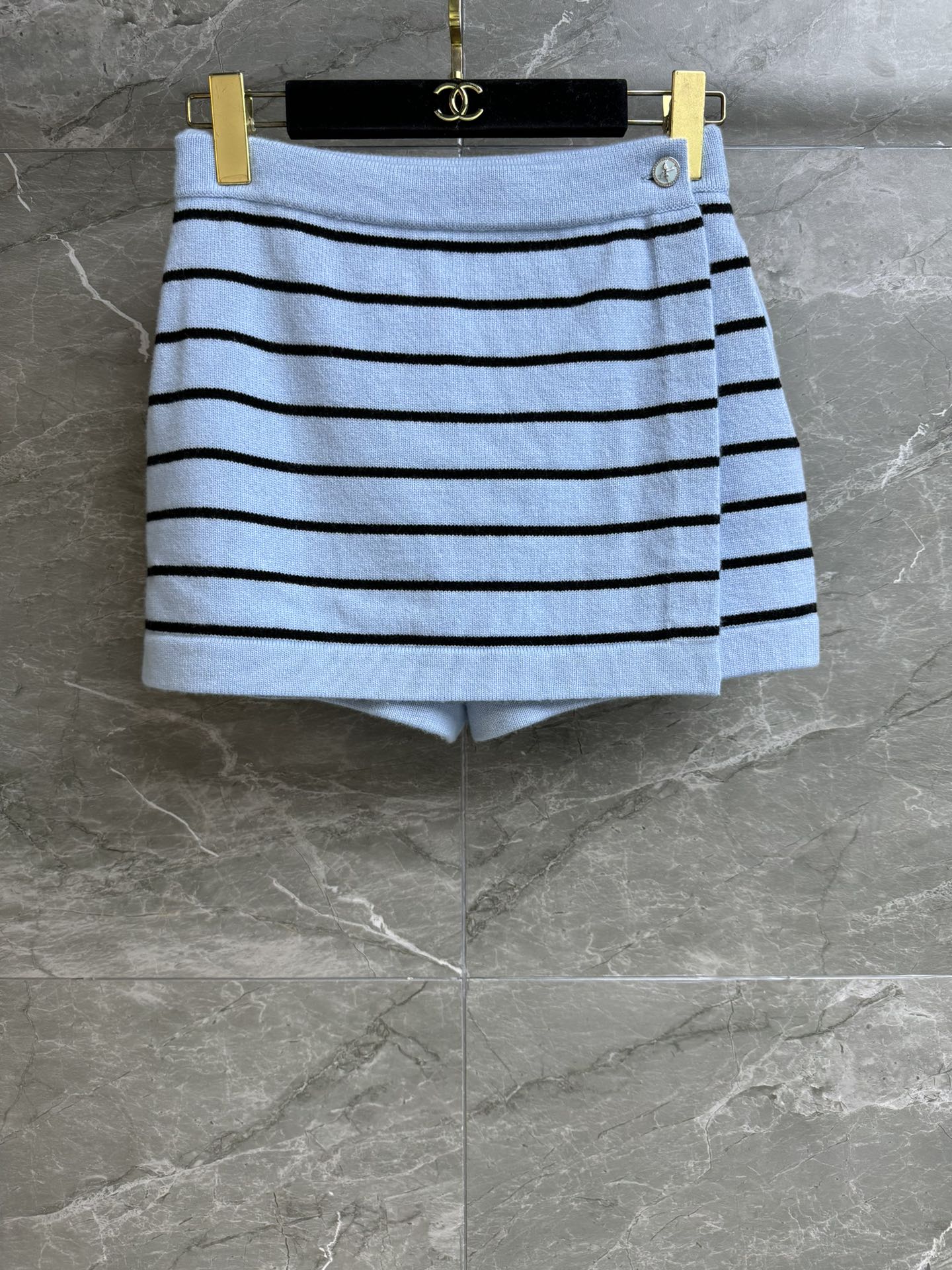 NO:329718,High-version shipped Xiangjia blue striped shorts 2025 spring and summer trailer series One-piece skirt design waist logo diamond buckle embellishment blue and black striped color scheme cool and high-end cashmere knitted fabric soft and comfortable A-line skirt style slim and versatile upper body full trademark with cloth bag Size SML, chanel, skirts, shorts, alexander wang19860909高版本出货啦 香家蓝色条纹短裤 2025春夏预告系列 一片式裙裤设计 腰间logo钻扣点缀 蓝黑条纹配色 清冷高级 羊绒针织面料 柔软舒适 A字裙裤版型 上身显瘦又百搭 商标齐全 配有布袋 尺码SML,,chanel,skirts,shorts,alexander wang,Women's clothing