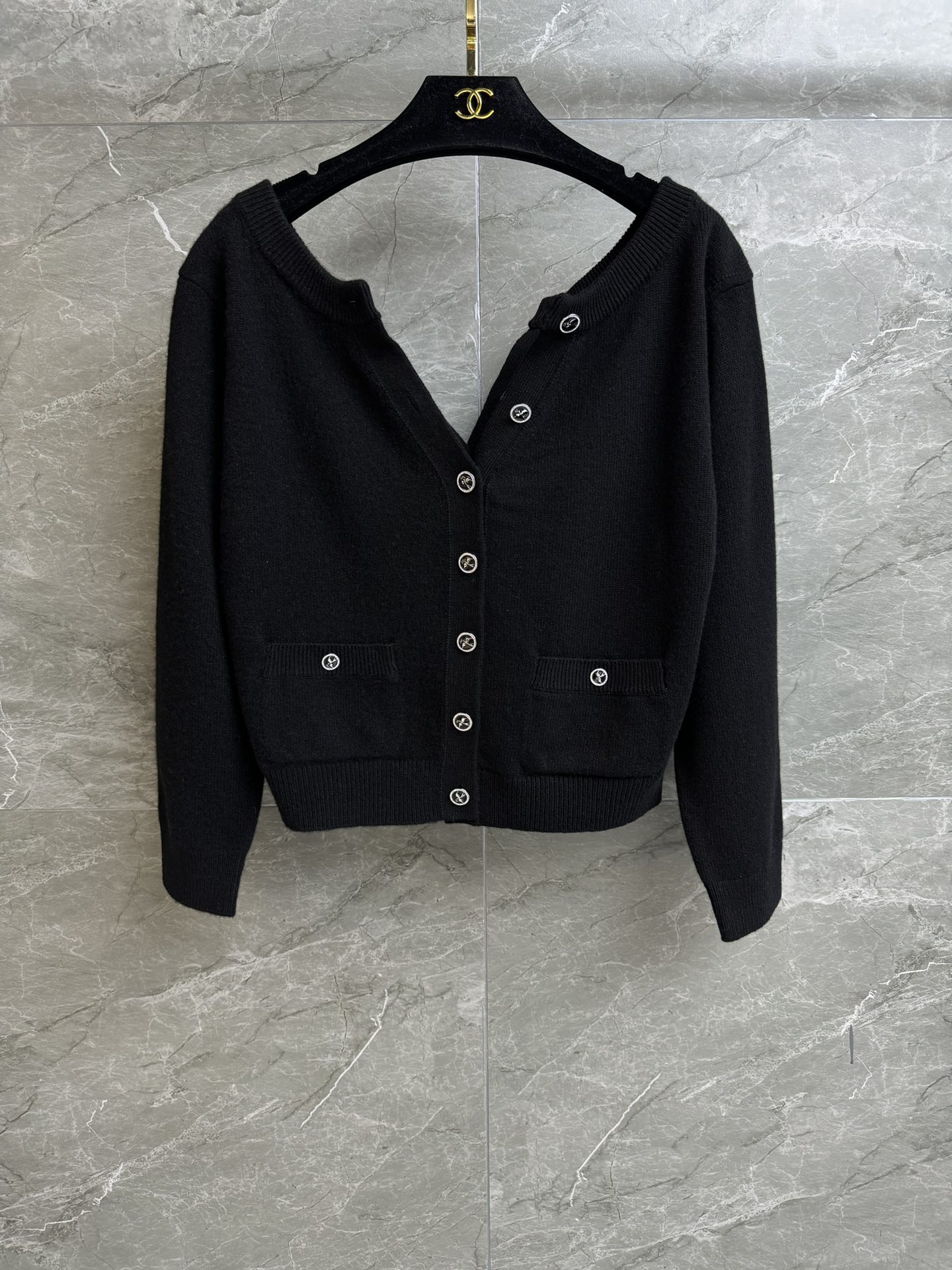 NO:329735,High-version shipped Xiangjia double-sided buckle cashmere cardigan 2025 spring and summer preview series Front and back double-sided buckle design Exquisite logo diamond buckle embellishment Cold and high-end color matching Cashmere knitted fabric Soft and comfortable Short style Top body slim and temperament Full trademark Equipped with cloth bag Size SML, Chanel, alexander wang19860909高版本出货啦 香家双面扣羊绒开衫 2025春夏预告系列 正反双面扣设计 精致logo钻扣点缀 配色清冷高级 羊绒针织面料 柔软舒适 短款版型 上身显瘦又气质 商标齐全 配有布袋 尺码SML,,chanel,alexander wang,Women's clothing