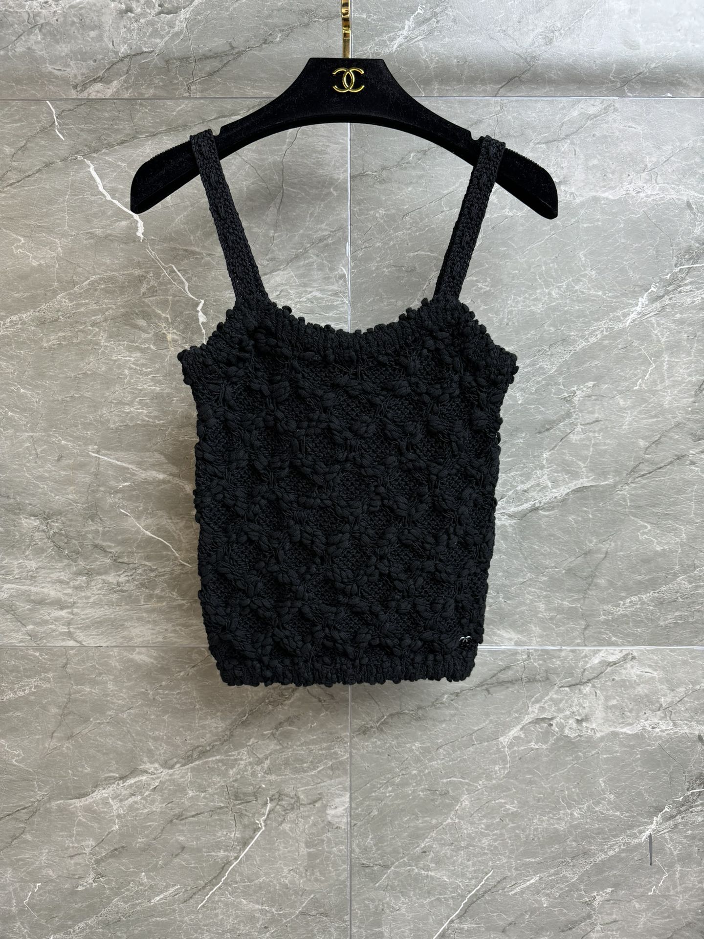 NO:329733,New spring and summer models are available. Xiangjia braided suspender vest. 2025 early spring preview series. Three-dimensional braided hollow texture. Exquisite double C logo embellishment. Very beautiful. Cotton blended yarn. Soft and comfortable. Elastic slim fit. The upper body looks slim and temperament. Full trademark. Size SML, chanel, alexander wang.19860909春夏新款上新啦 香家编织吊带背心 2025早春预告系列 立体编织镂空纹理 精致双C徽标点缀 很有美感 棉质混纺纱线 软糯舒适 弹力修身版型 上身显瘦又气质 商标齐全 尺码SML,,chanel,alexander wang,Women's clothing