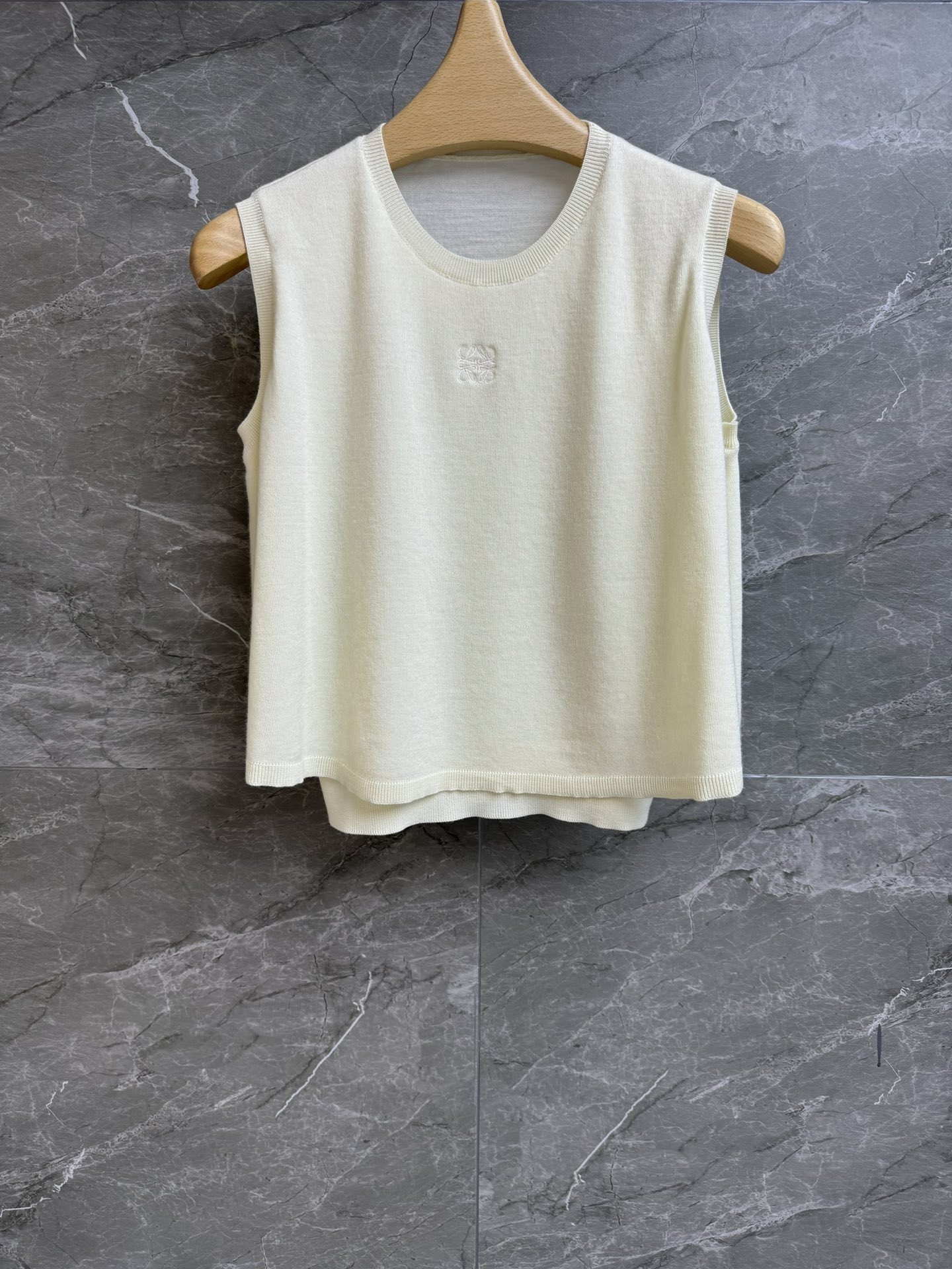 NO:328113,New spring and summer models are available. Luo Yiwei Sleeveless vest 2025 Spring and Summer Series. Round neckline ribbed neckline. Double-layer design. Classic embroidery logo embellishment on the chest. Simple and high-end. Wool knitted fabric. Comfortable and skin-friendly. Short style. Slim and fashionable. Full trademark. Size SML,,loewe,alexander wang.19860909春夏新款上新啦 罗意威无袖背心 2025春夏系列 圆领罗纹领口 前身双层设计 胸前经典刺绣logo点缀 简约高级 羊毛针织面料 舒适亲肤 短款版型 上身显瘦又时髦 商标齐全 尺码SML,,loewe,alexander wang,Women's clothing