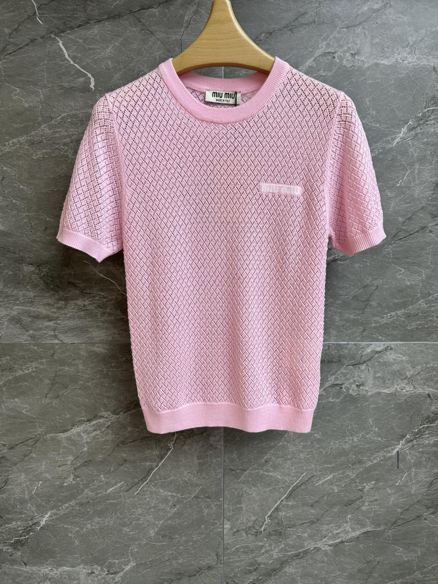 NO:329731,New spring and summer models are available. Miu pink hollow short sleeves. 2025 spring and summer series. Round neckline design. Hollow knitted texture. Alphabet jacquard pattern embellishment. Pink gentle and sweet. Age-reducing custom knitted fabric. Light, comfortable and breathable. Slim fit. Slim and elegant. Full trademark. Size SML,,miumiu, T-shirt,alexander wang.19860909春夏新款上新啦 Miu粉色镂空短袖 2025春夏系列 圆领领口设计 镂空编织纹理 字母提花图案点缀 粉色温柔甜美减龄 定制针织面料 轻薄舒适透气 修身版型 上身显瘦又气质 商标齐全 尺码SML,,miumiu,T-shirt,alexander wang,Women's clothing