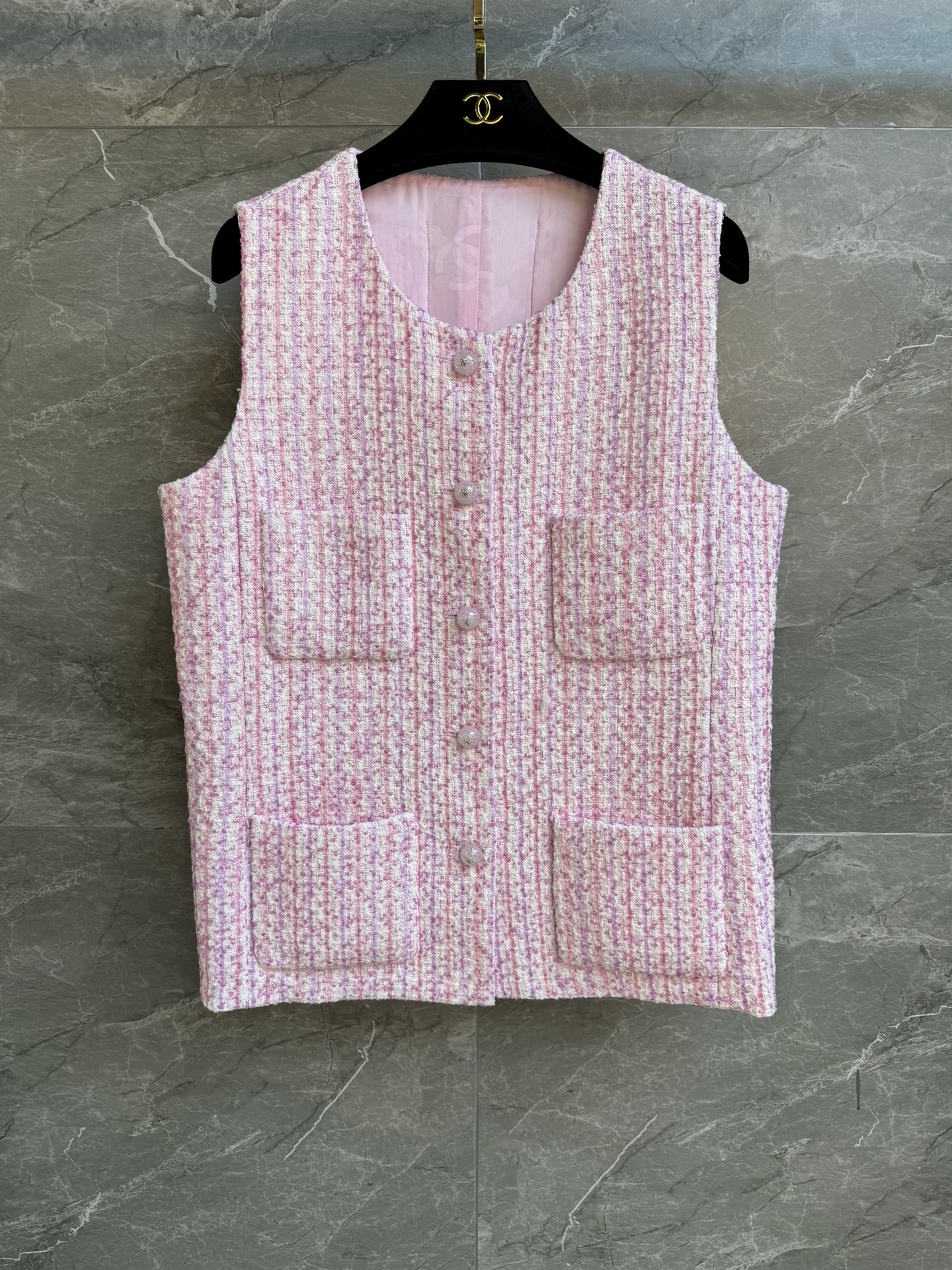 NO:329727,New spring and summer models are available!  Xiangjia pink four-pocket vest 2025 early spring preview series round neck single-breasted design four-pocket decoration exquisite diamond buckle embellishment pink and purple bright silk color matching gentle and sweet age-reducing custom twill fabric silk lining straight fit upper body look versatile. Full trademark size SML, chanel, real silk, alexander wang19860909春夏新款上新啦！ 香家粉色四口袋马甲 2025早春预告系列 圆领单排扣设计 四口袋装饰 精致钻扣点缀 粉紫亮丝配色 温柔甜美减龄 定制斜纹软呢面料 真丝里衬 直筒版型 上身显又百搭 商标齐全 尺码SML,,chanel,real silk,alexander wang,Women's clothing