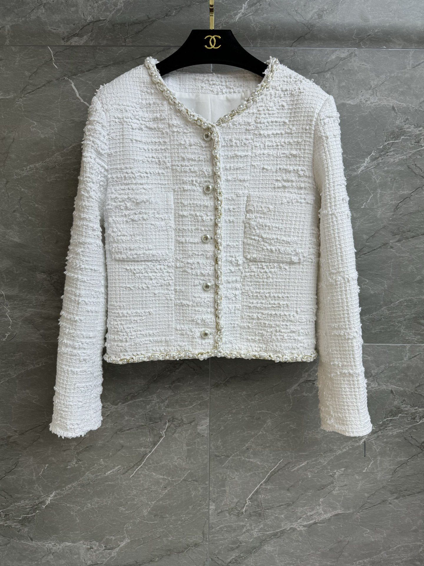 NO:329723,New spring and summer models are available!  Xiangjia pearl white jacket 2025 spring and summer trailer series Temperament V-neck necklace Pearl piping design Exquisite and elegant Custom pearl logo buttons Custom twill fabric Silk jacquard lining Normal style Slim and temperament on the upper body Full trademark Size SML, Chanel, Jackets & coats, Real silk, Alexander wang19860909春夏新款上新啦！ 香家珍珠白外套 2025春夏预告系列 气质V领领口 珍珠滚边设计 精致优雅高级 定制珍珠logo纽扣 定制斜纹软呢面料 真丝提花里衬 正常版型 上身显瘦又气质 商标齐全 尺码SML,,chanel,jackets & coats,real silk,alexander wang,Women's clothing