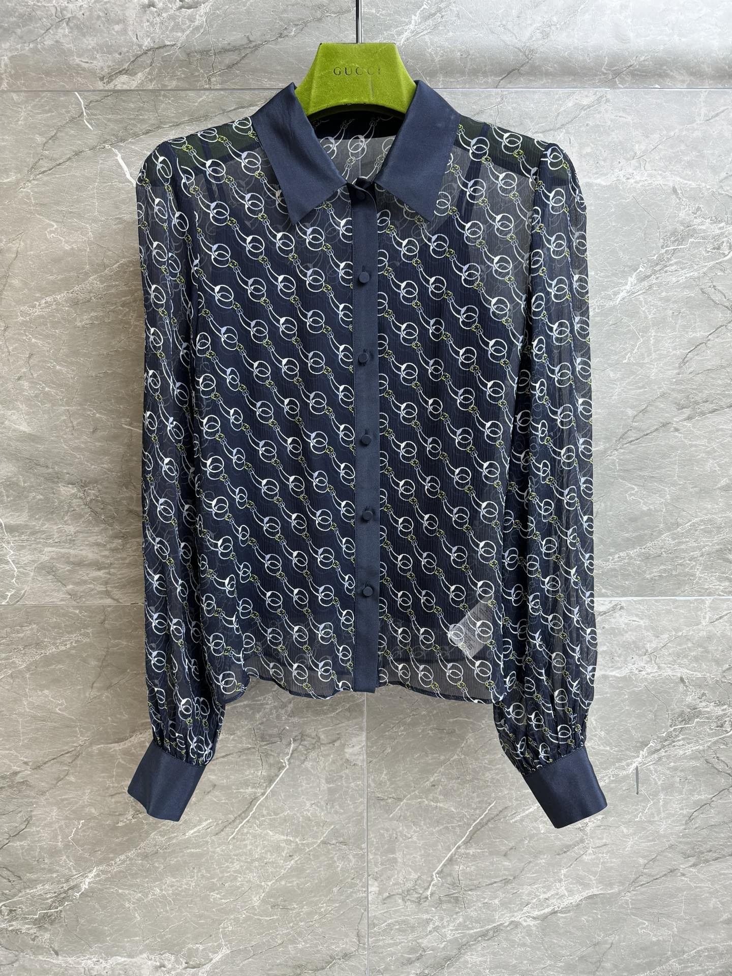 NO:328819,New spring and summer models are available!  G Home Two-piece Silk Shirt 2025 Spring and Summer Series Temperature Lapel Puff Sleeve Design Double G Horse Bed Printing Pattern Retro High-end Custom Silk Fabric Light and Comfortable Loose Style Top Body Slim and Temperament Full Trademark Size SMl,,gucci,shirts,real silk,alexander wang19860909春夏新款上新啦！ G家两件套真丝衬衫 2025春夏系列 气质翻领泡泡袖设计 双G马衔扣印花图案 复古高级 定制真丝面料 轻薄舒适 宽松版型 上身显瘦又气质 商标齐全 尺码SMl,,gucci,shirts,real silk,alexander wang,Women's clothing