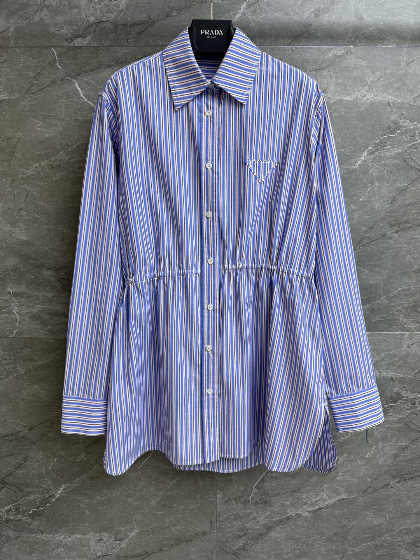 NO:327548,New spring and summer models are available. P home drawstring striped shirt. 2025 spring and summer series. Temperament lapel neckline. Waist drawstring lace design. Triangular logo decoration. Blue striped color scheme. Fresh and age-reducing. Customized cotton poplin fabric. Comfortable and skin-friendly. Loose style. Slim and fashionable. Size SML,,shirts,alexander wang.19860909春夏新款上新啦 P家抽绳条纹衬衫 2025春夏系列 气质翻领领口 腰部抽绳系带设计 三角型徽标装饰 蓝色条纹配色 清新减龄 定制棉府绸面料 舒适亲肤 宽松版型 上身显瘦又时髦 尺码SML,,shirts,alexander wang,Women's clothing