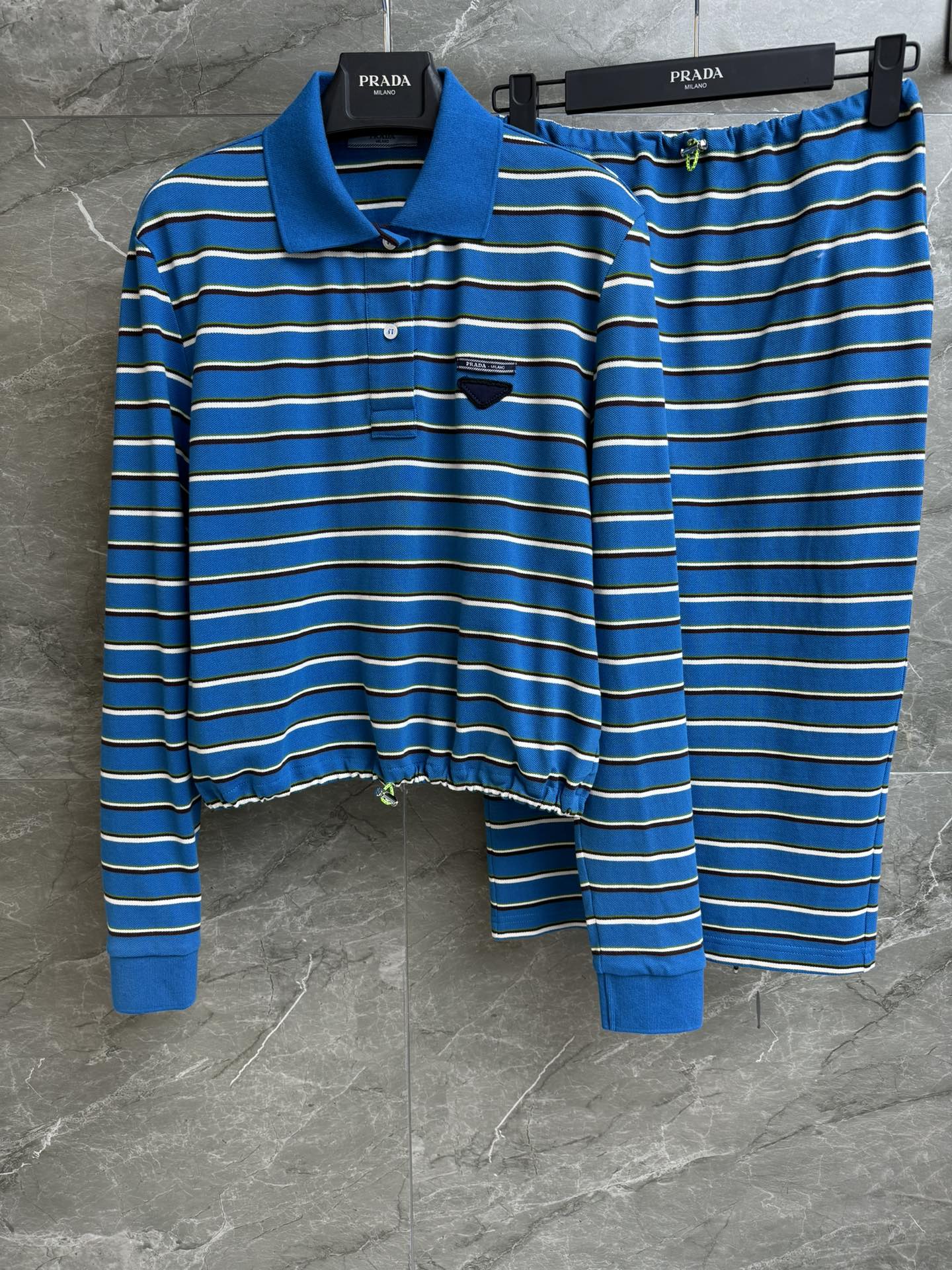 NO:327540,New spring and summer models are shipped!  P home blue striped suit 2025 spring and summer series Long-sleeved Polo top with rear slit skirt Waist drawstring design Triangular logo embellishment Color fashion and fashionable Customized bead floor cotton fabric Lightweight Comfortable and breathable Full trademark size SML, skirts, alexander wang19860909春夏新款出货啦！ P家蓝色条纹套装 2025春夏系列 长袖Polo上衣搭配后开叉半裙 腰部抽绳设计 三角形logo徽标点缀 配色时髦洋气 定制珠地棉面料 轻薄舒适透气 商标齐全 尺码SML,,skirts,alexander wang,Women's clothing