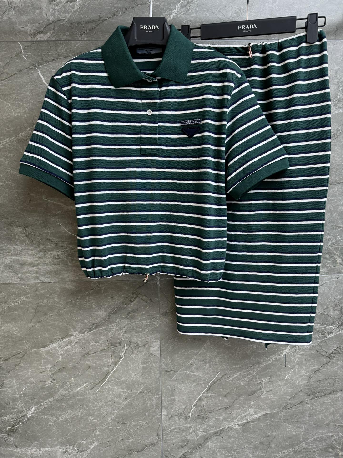 NO:327544,New spring and summer models are shipped!  P home green striped suit 2025 spring and summer series Short-sleeved Polo top with slit skirt Waist drawstring design Triangular logo embellishment Color fashion style Customized bead floor cotton fabric Lightweight Comfortable and breathable Full trademark size SML, skirts, T-shirt, alexander wang19860909春夏新款出货啦！ P家绿条纹套装 2025春夏系列 短袖Polo上衣搭配开叉半裙 腰部抽绳设计 三角形logo徽标点缀 配色时髦洋气 定制珠地棉面料 轻薄舒适透气 商标齐全 尺码SML,,skirts,T-shirt,alexander wang,Women's clothing