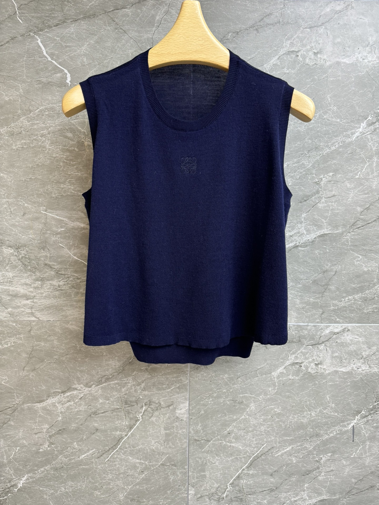 NO:328090,New spring and summer models are available. Luo Yiwei Sleeveless vest 2025 Spring and Summer Series. Round neckline ribbed neckline. Double-layer design. Classic embroidery logo embellishment on the chest. Simple and high-end. Wool knitted fabric. Comfortable and skin-friendly. Short style. Slim and fashionable. Full trademark. Size SML,,loewe,alexander wang.19860909春夏新款上新啦 罗意威无袖背心 2025春夏系列 圆领罗纹领口 前身双层设计 胸前经典刺绣logo点缀 简约高级 羊毛针织面料 舒适亲肤 短款版型 上身显瘦又时髦 商标齐全 尺码SML,,loewe,alexander wang,Women's clothing