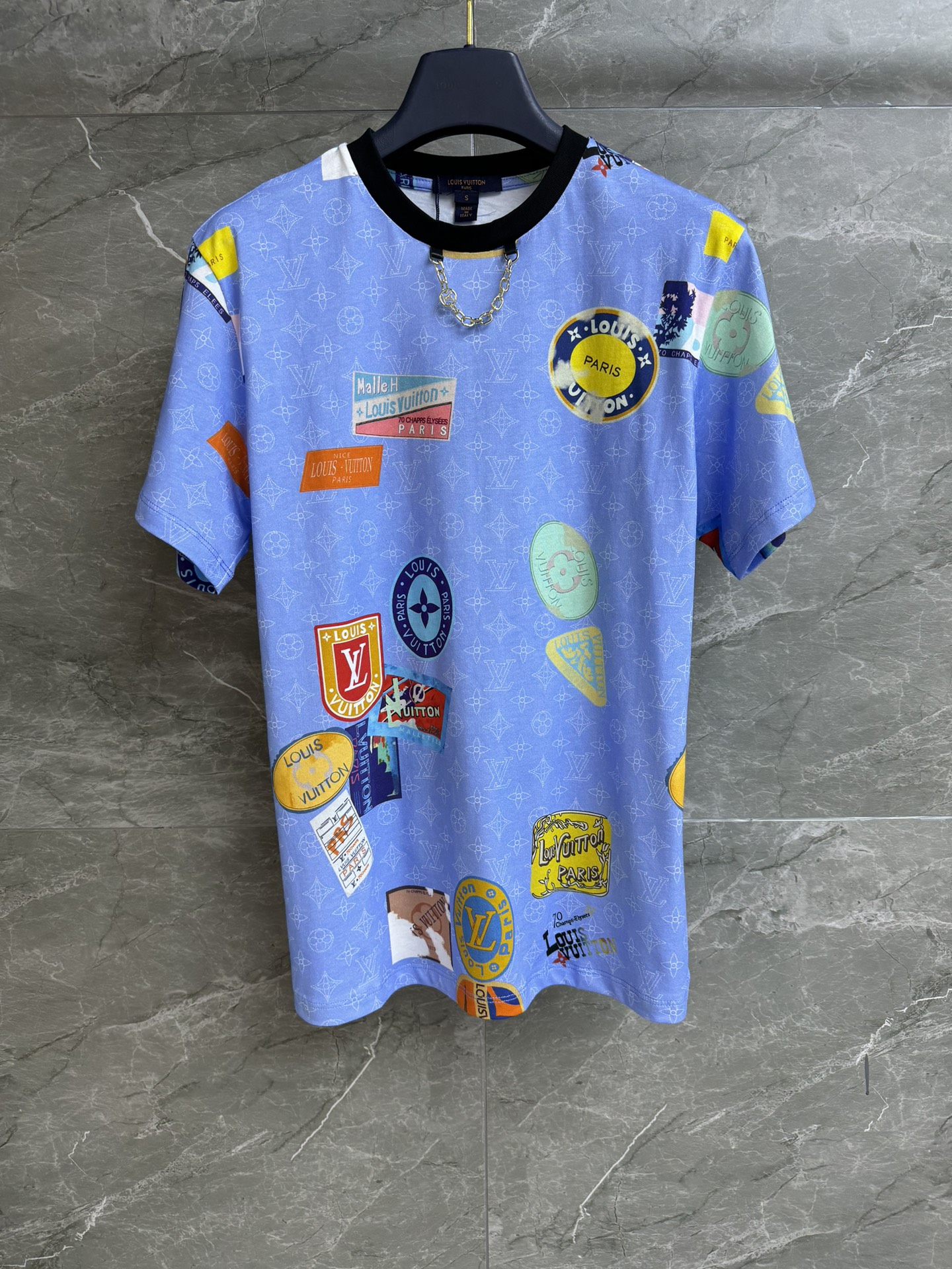 NO:328088,New spring and summer models are shipped. L family color badge printed T-shirt. 2025 spring and summer series. Round neckline contrasting collar. Decorated with chain decoration. Classic dark pattern and colorful flying seal pattern. Fashionable and high-end imported pure cotton material. Comfortable and skin-friendly. Loose style. Slim and temperament on the upper body. Full trademark. Size SML,,louis vuitton,tees, t-shirt,alexander wang.19860909春夏新款出货啦 L家彩色徽章印花T恤 2025春夏系列 圆领撞色领口 饰以链条装饰点缀 经典暗纹老花搭配彩色飞行印章图案 时髦高级 进口纯棉材质 舒适亲肤 宽松版型 上身显瘦又气质 商标齐全 尺码SML,,louis vuitton,tees，t-shirt,alexander wang,Women's clothing