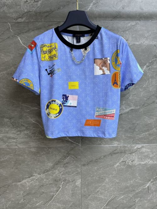 Louis Vuitton 2025 Spring/Summer Monogram Stamp Print Short Sleeve T-Shirt 1 Louis Vuitton 2025 Spring/Summer Monogram Stamp Print Short Sleeve T-Shirt