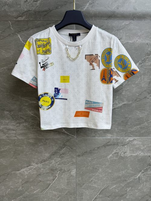 Louis Vuitton 2025 Spring/Summer Stamp Tee, Chain Detail, Short Sleeves 1 Louis Vuitton 2025 Spring/Summer Stamp Tee, Chain Detail, Short Sleeves