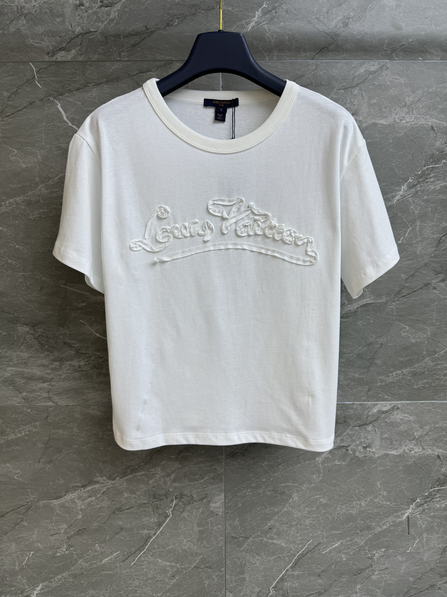 NO:328097,New spring and summer models are shipped!  L Home Applique Embroidery logo T-shirt Spring and Summer 2025 Series Round neckline design Letter logo embroidery Simple and high-end Customized cotton fabric Comfortable and skin-friendly Loose style Top body looks slim and versatile Full trademark Size SML,,louis vuitton,tees, t-shirt,alexander wang19860909春夏新款出货啦！ L家贴布刺绣logoT恤 2025春夏系列 圆领领口设计 字母logo贴布刺绣 简约高级 定制纯棉面料 舒适亲肤 宽松版型 上身显瘦又百搭 商标齐全 尺码SML,,louis vuitton,tees，t-shirt,alexander wang,Women's clothing