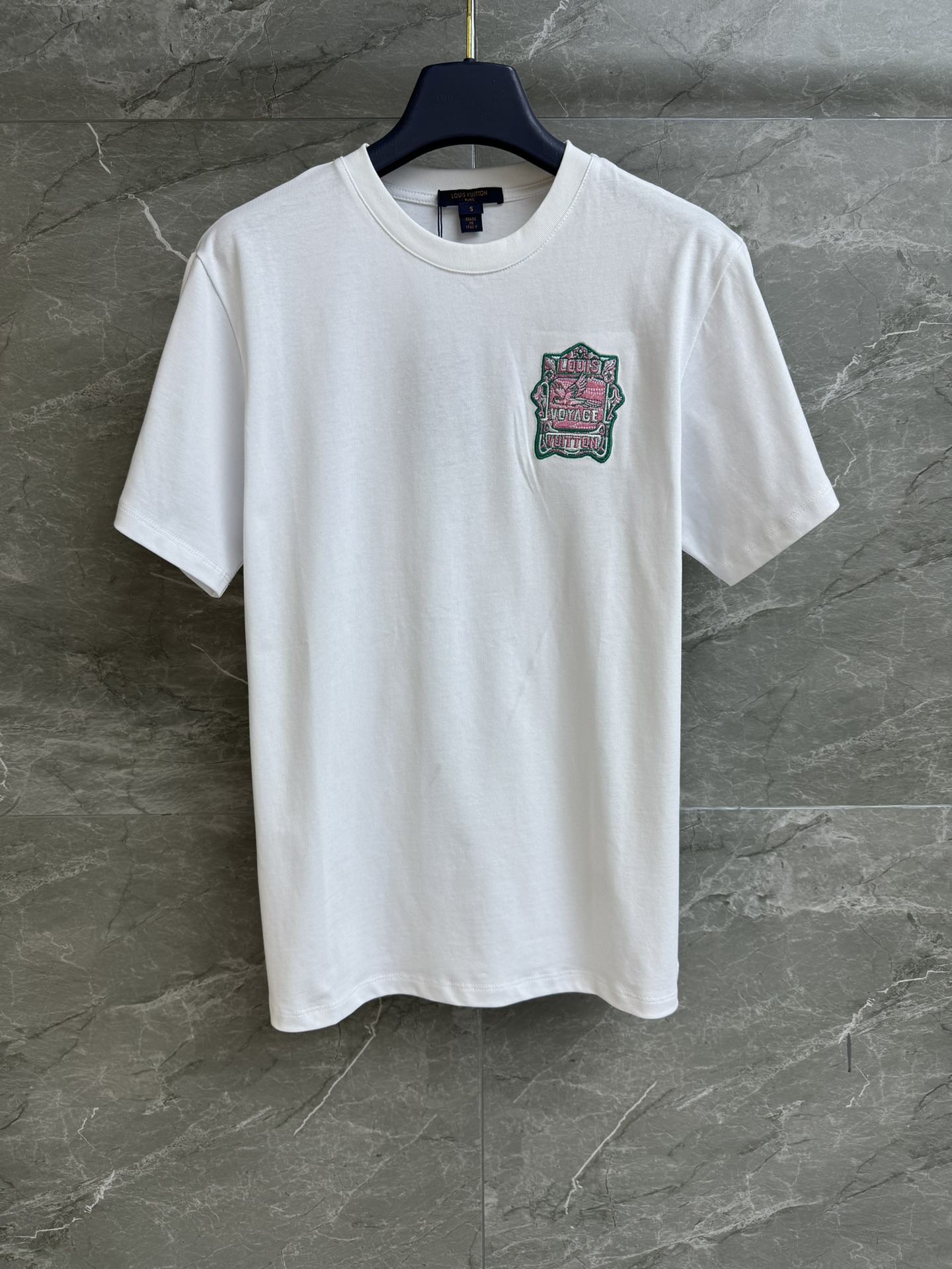 NO:328114,New spring and summer models are available. L family flying eagle embroidery T-shirt 2025 spring and summer series. Round neckline design. Pink flying eagle embroidery embroidery. Exquisite three-dimensional. Age-reducing fashionable. Customized cotton fabric. Comfortable and skin-friendly. Normal style. Slim and versatile. Full trademark. Size SML,,louis vuitton,tees, t-shirt,alexander wang.19860909春夏新款上新啦 L家飞鹰刺绣T恤 2025春夏系列 圆领领口设计 粉色飞鹰刺绣点缀 精致立体 减龄时髦 定制纯棉面料 舒适亲肤 正常版型 上身显瘦又百搭 商标齐全 尺码SML,,louis vuitton,tees，t-shirt,alexander wang,Women's clothing