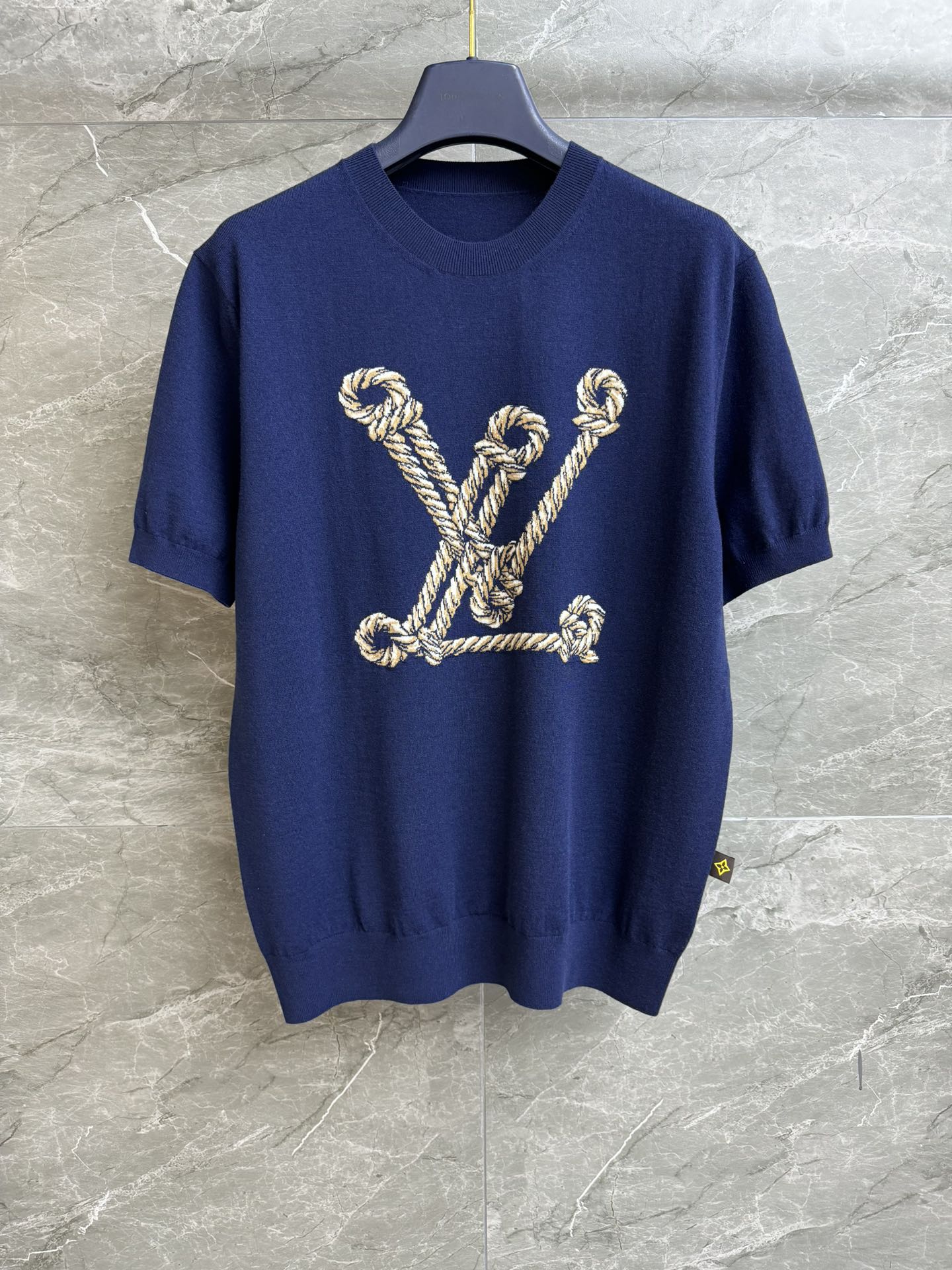 NO:328091,New spring and summer models are available. L-home rope knitted short sleeves. 2025 Nautical Series. Round neckline design. Rope logo jacquard pattern. Simple and high-end. Wool knitted fabric. Comfortable and breathable. Loose style. Slim and temperament. Full trademark. Size SML,,louis vuitton, T-shirt,alexander wang.19860909春夏新款上新啦 L家绳索针织短袖 2025航海系列 圆领领口设计 绳索logo提花图案 简约又高级 羊毛针织面料 舒适透气 宽松版型 上身显瘦又气质 商标齐全 尺码SML,,louis vuitton,T-shirt,alexander wang,Women's clothing