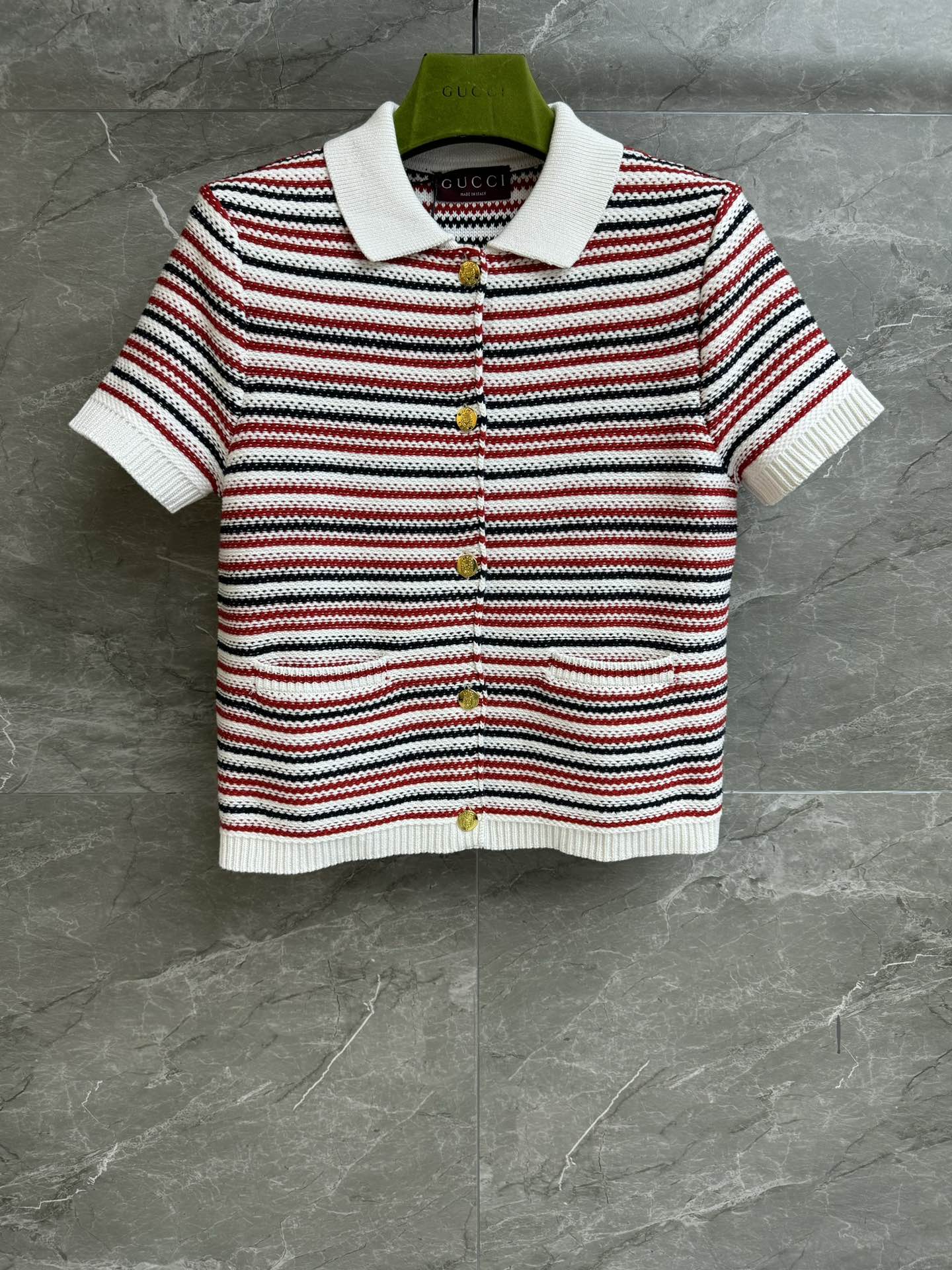 NO:328815,New spring and summer models are available. G home striped short-sleeved cardigan 2025 spring and summer series. Lapel single-breasted design. Retro gold button embellishment. Red, black and white striped color combination. Fashionable and dynamic. Cotton knitted fabric. Comfortable and crisp. Normal style. Slim and temperament. Full trademark. Size SML,,gucci, T-shirt,alexander wang.19860909春夏新款上新啦 G家条纹短袖开衫 2025春夏系列 翻领单排扣设计 复古金扣点缀 红黑白条纹拼色 时髦洋气有活力 棉质针织面料 舒适挺括 正常版型 上身显瘦又气质 商标齐全 尺码SML,,gucci,T-shirt,alexander wang,Women's clothing