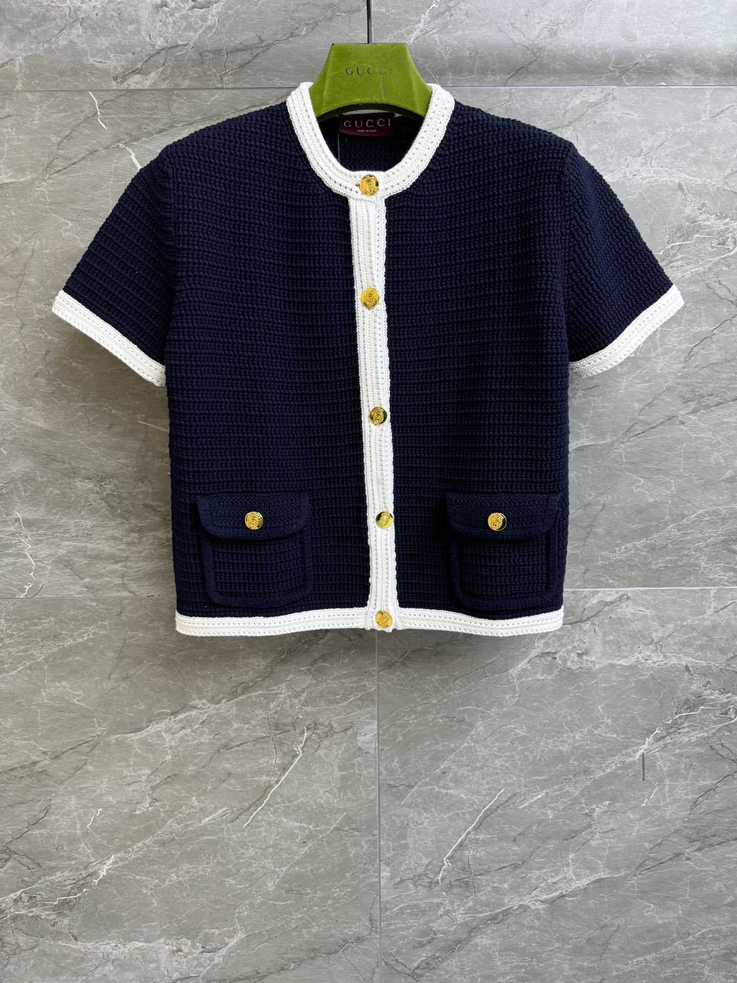 NO:328821,New spring and summer models are available. G home blue short-sleeved cardigan 2025 spring and summer series. Round neck single-breasted design. Retro gold button embellishment. Blue and white color combination. Premium trendy. Cotton woven fabric. Comfortable and crisp. Normal style. Slim and temperament. Full trademark. Size SML,,gucci, T-shirt,alexander wang.19860909春夏新款上新啦 G家蓝色短袖开衫 2025春夏系列 圆领单排扣设计 复古金扣点缀 蓝白配色高级洋气 棉质编织面料 舒适挺括 正常版型 上身显瘦又气质 商标齐全 尺码SML,,gucci,T-shirt,alexander wang,Women's clothing