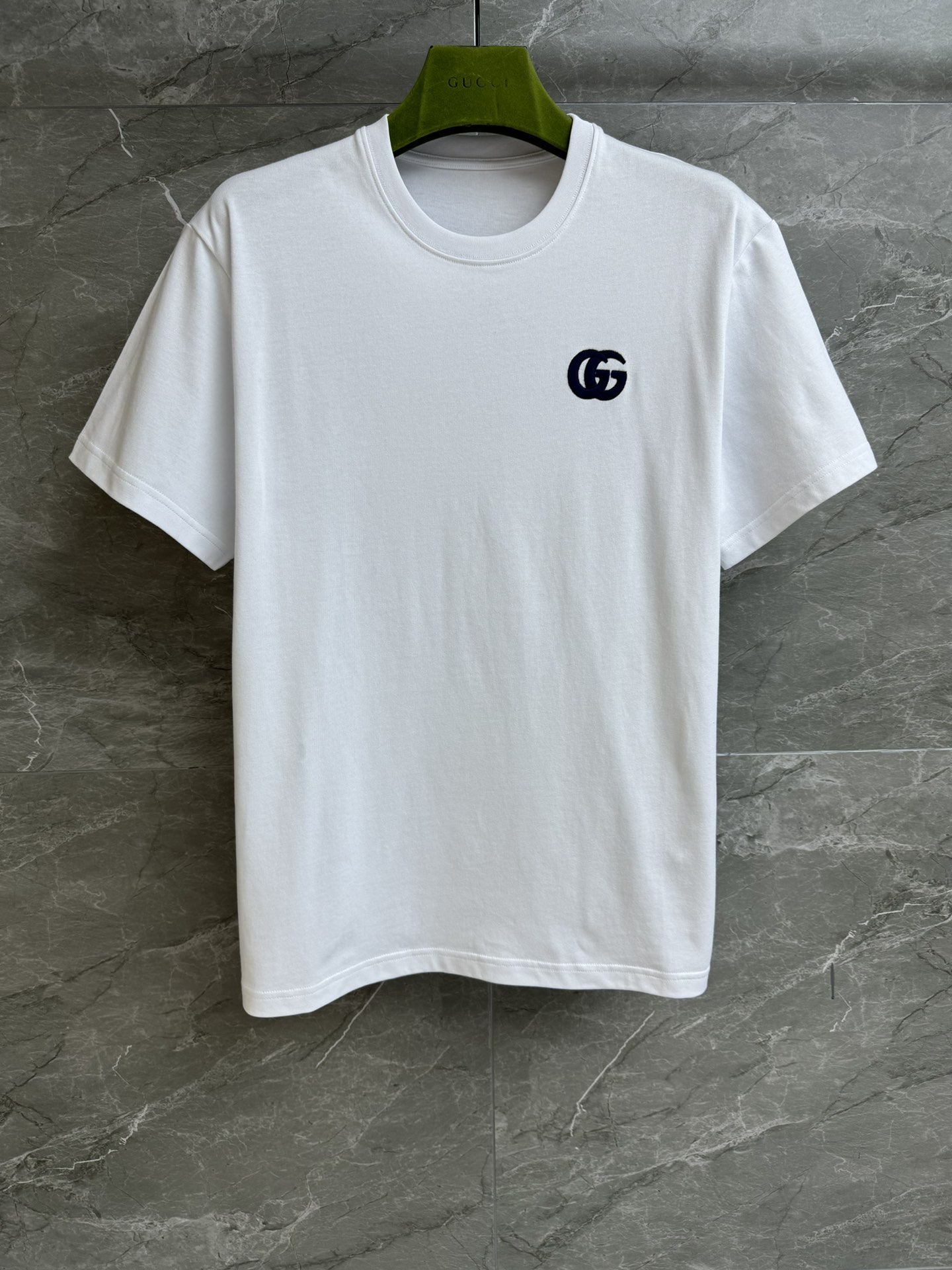 NO:328839,New spring and summer models are shipped!  G home logo embroidery T-shirt 2025 spring and summer series round neck ribbed neckline classic logo embroidery simple and fashionable high-end customized cotton fabric comfortable and skin-friendly Loose style upper body looks slim and versatile. Full trademark size SML, gucci,tees, t-shirt, alexander wang19860909春夏新款出货啦！ G家logo刺绣T恤 2025春夏系列 圆领罗纹领口 经典logo刺绣点缀 简约时髦高级 定制纯棉面料 舒适亲肤 宽松版型 上身显瘦又百搭 商标齐全 尺码SML,,gucci,tees，t-shirt,alexander wang,Women's clothing