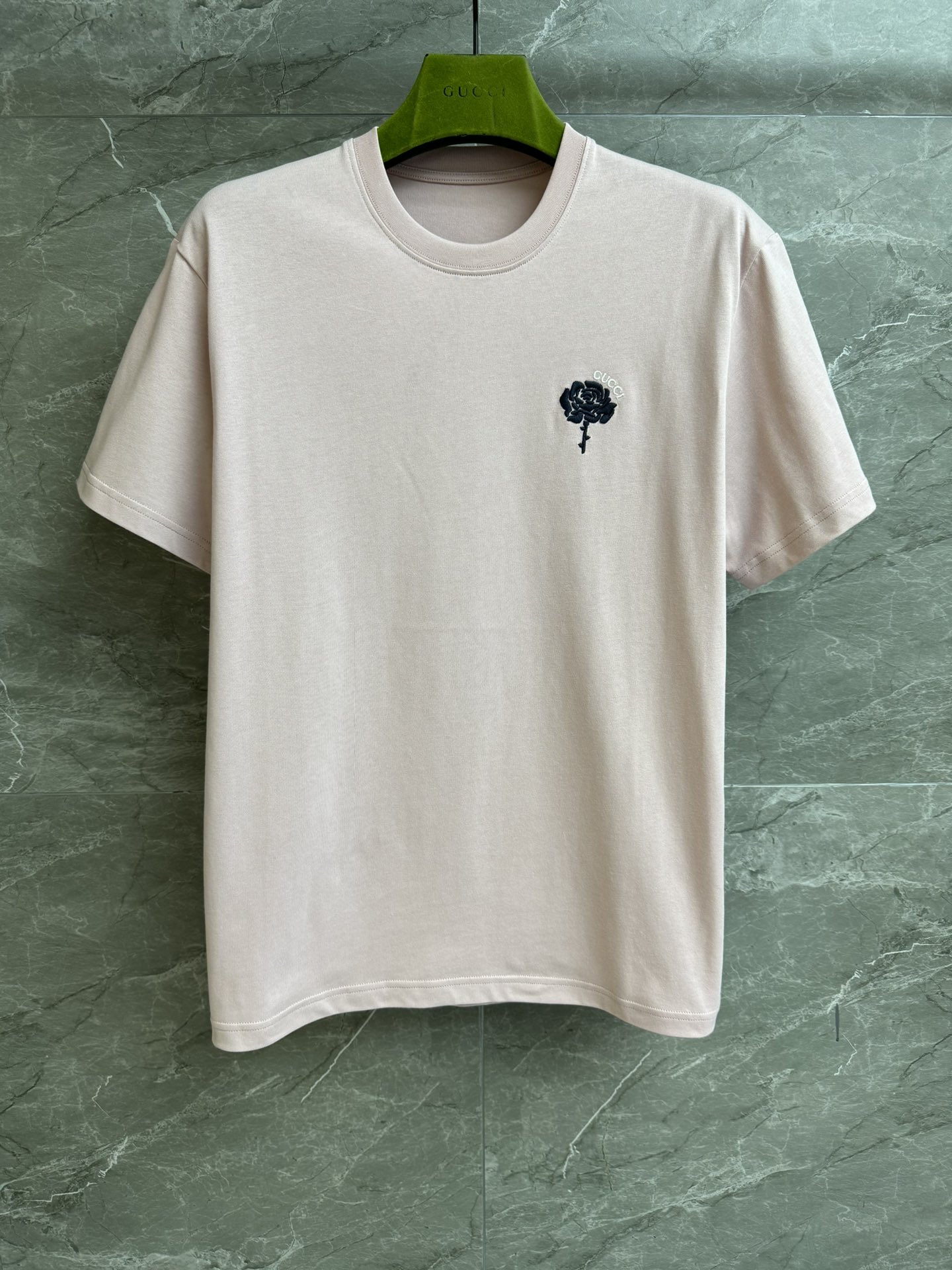 NO:328836,New models are shipped in early spring!  G Home Flower Embroidery T-shirt 2025 Spring and Summer Series Round neckline ribbed neckline Flower logo embroidery pattern embellishment Simple and fashionable Customized cotton fabric Comfortable and skin-friendly Loose style Top body looks slim and temperament Full trademark Size SML, gucci,tees, t-shirt,alexander wang19860909早春新款出货啦！ G家花朵刺绣T恤 2025春夏系列 圆领罗纹领口 花朵logo刺绣图案点缀 简约时髦 定制纯棉面料 舒适亲肤 宽松版型 上身显瘦又气质 商标齐全 尺码SML,,gucci,tees，t-shirt,alexander wang,Women's clothing