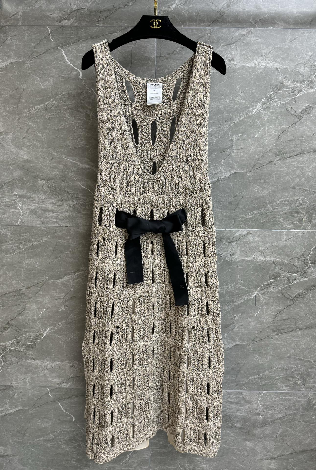 NO:328825,New spring and summer models are available!  Xiangjia bow hollow vest skirt 2025 spring and summer trailer series Temperament V-neck neck rhinestone metal shoulder buckle decoration Heavy industry hollow weaving technology Matched with bow belt Elegant and advanced age-reducing fixed weaving yarn Comfortable and breathable Straight-tube style Slim and temperament on the upper body Full trademark Size SML, Chanel, skirts, alexander wang19860909春夏新款上新啦！ 香家蝴蝶结镂空背心裙 2025春夏预告系列 气质V领领口 水钻金属肩扣装饰 重工镂空编织工艺 搭配蝴蝶结腰带 优雅高级减龄 定织定染纱线 舒适透气 直筒版型 上身显瘦又气质 商标齐全 尺码SML,,chanel,skirts,alexander wang,Women's clothing