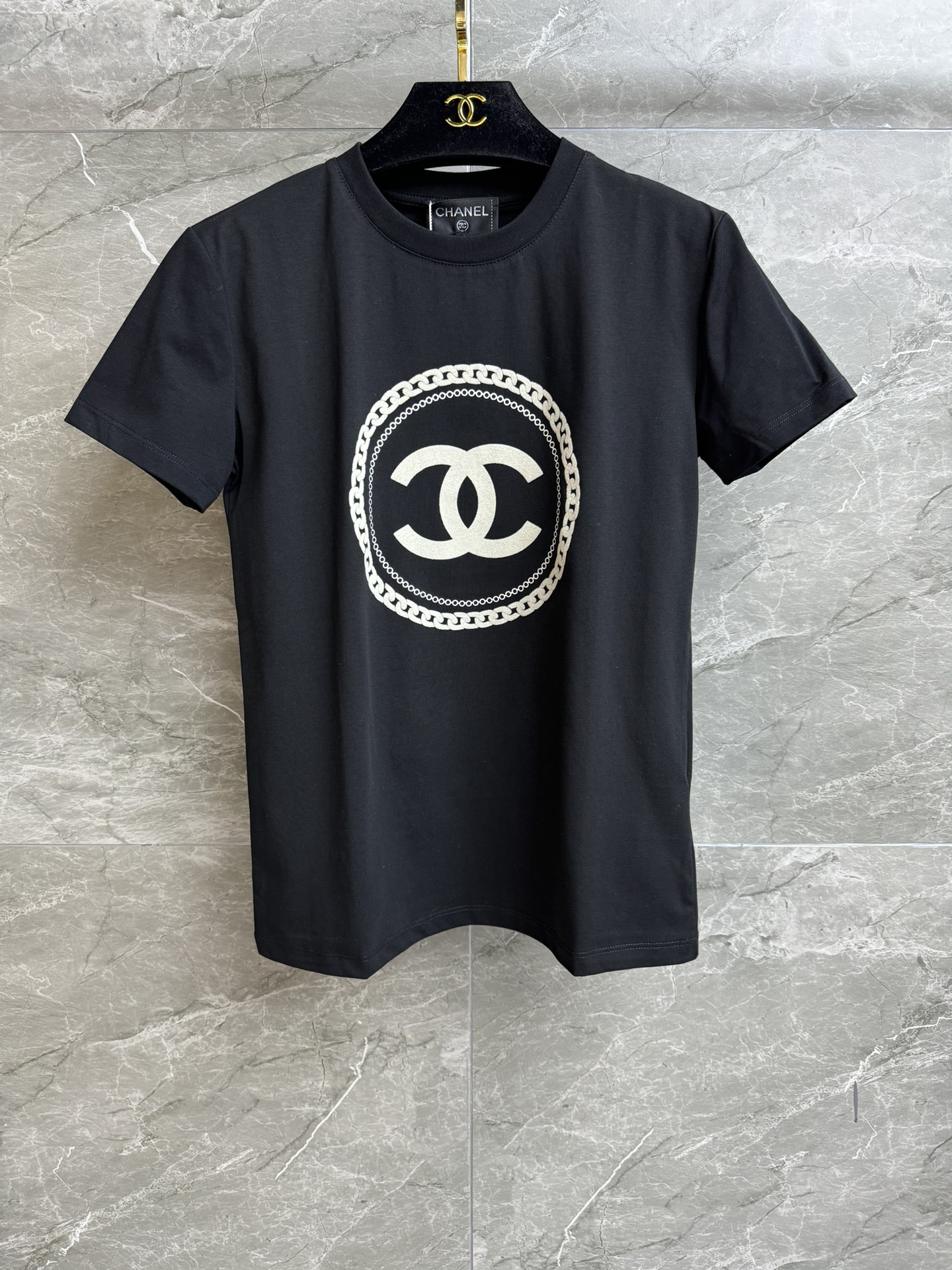 NO:331654,New spring and summer models are available. Xiangjia chain printed T-shirt 2025 spring and summer series. Round neckline design. Three-dimensional flocking printed chain double C pattern. Simple and fashionable and high-end imported pure cotton fabric. Comfortable and skin-friendly. Normal style. Slim and versatile. Full trademark. Size SML, chanel,tees, t-shirt, alexander wang.19860909春夏新款上新啦 香家链条印花T恤 2025春夏系列 圆领领口设计 立体植绒印花链条双C图案 简约时髦高级 进口纯棉面料 舒适亲肤 正常版型 上身显瘦又百搭 商标齐全 尺码SML,,chanel,tees，t-shirt,alexander wang,Women's clothing