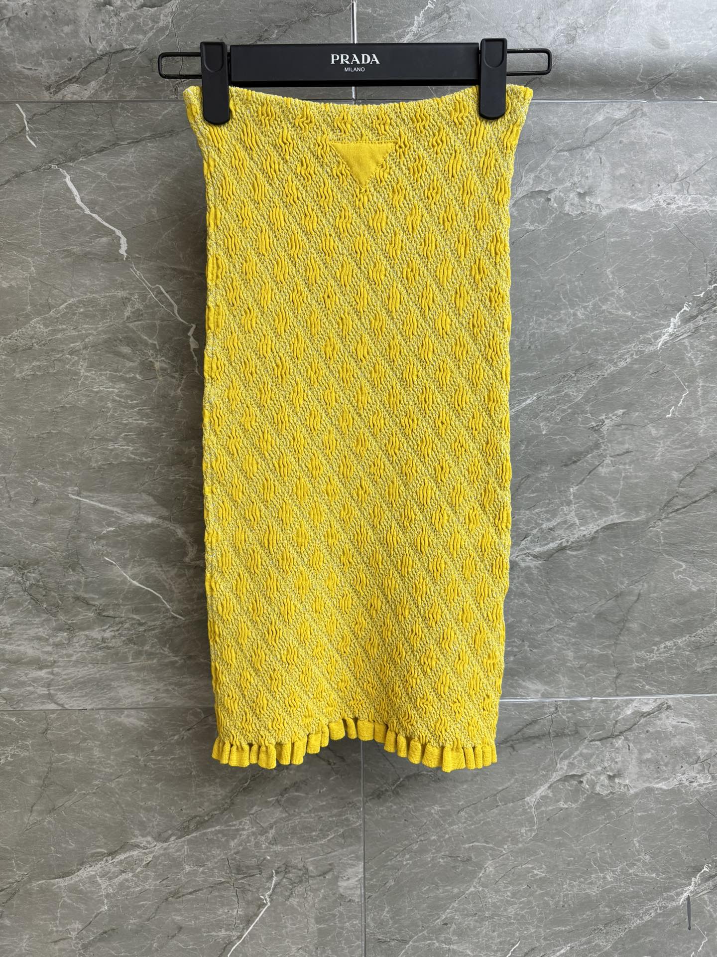 NO:331657,New spring and summer models are available. P home diamond pleated skirt 2025 spring and summer series. Elastic elastic design. Condensed embroidered diamond jacquard. Fashionable and fashionable. Cotton blended knitted fabric. Comfortable and skin-friendly. Hip-cover skirt style. Slim and temperament. Size SML, skirts, alexander wang.19860909春夏新款上新啦 P家菱格褶皱半裙 2025春夏系列 松紧弹力设计 缩褶绣菱格提花 配色时髦洋气 棉质混纺针织面料 舒适亲肤 包臀半裙版型 上身显瘦又气质 尺码SML,,skirts,alexander wang,Women's clothing