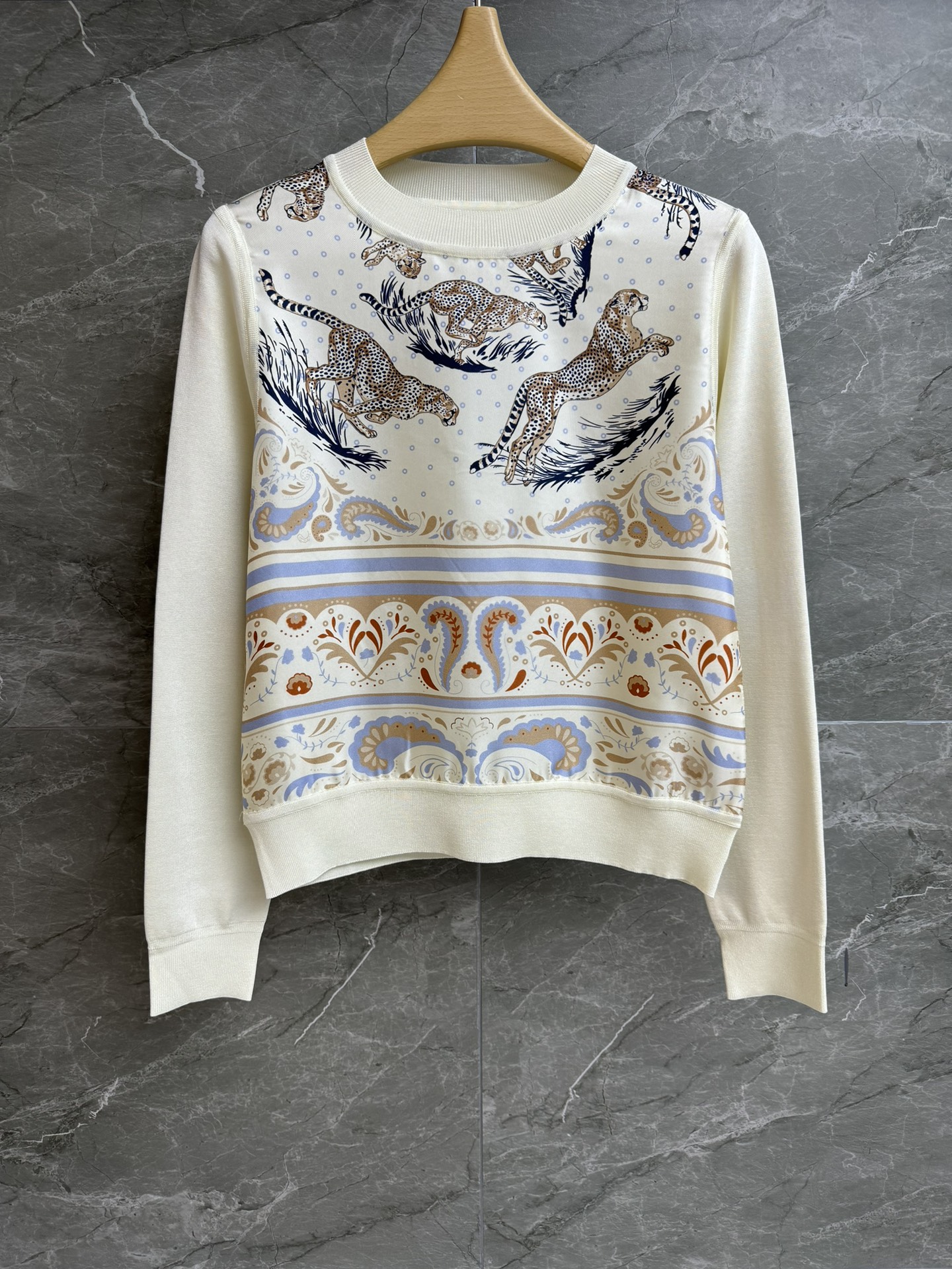 NO:435081,New spring and summer models are available. H-home cheetah silk top. 2025 spring and summer series. Round neck ribbed neckline. Cheetah silk splicing design. Gentle and high-end color matching. Mulberry silk blended fabric. Cold and breathable. Normal style. The upper body looks slim and temperament. Full trademark. Size SML, real silk, alexander wang.19860909春夏新款上新啦 H家猎豹真丝上衣 2025春夏系列 圆领罗纹领口 猎豹真丝拼接设计 配色温柔高级 桑蚕丝混纺面料 质感冰凉透气 正常版型 上身显瘦又气质 商标齐全 尺码SML,,real silk,alexander wang,Women's clothing