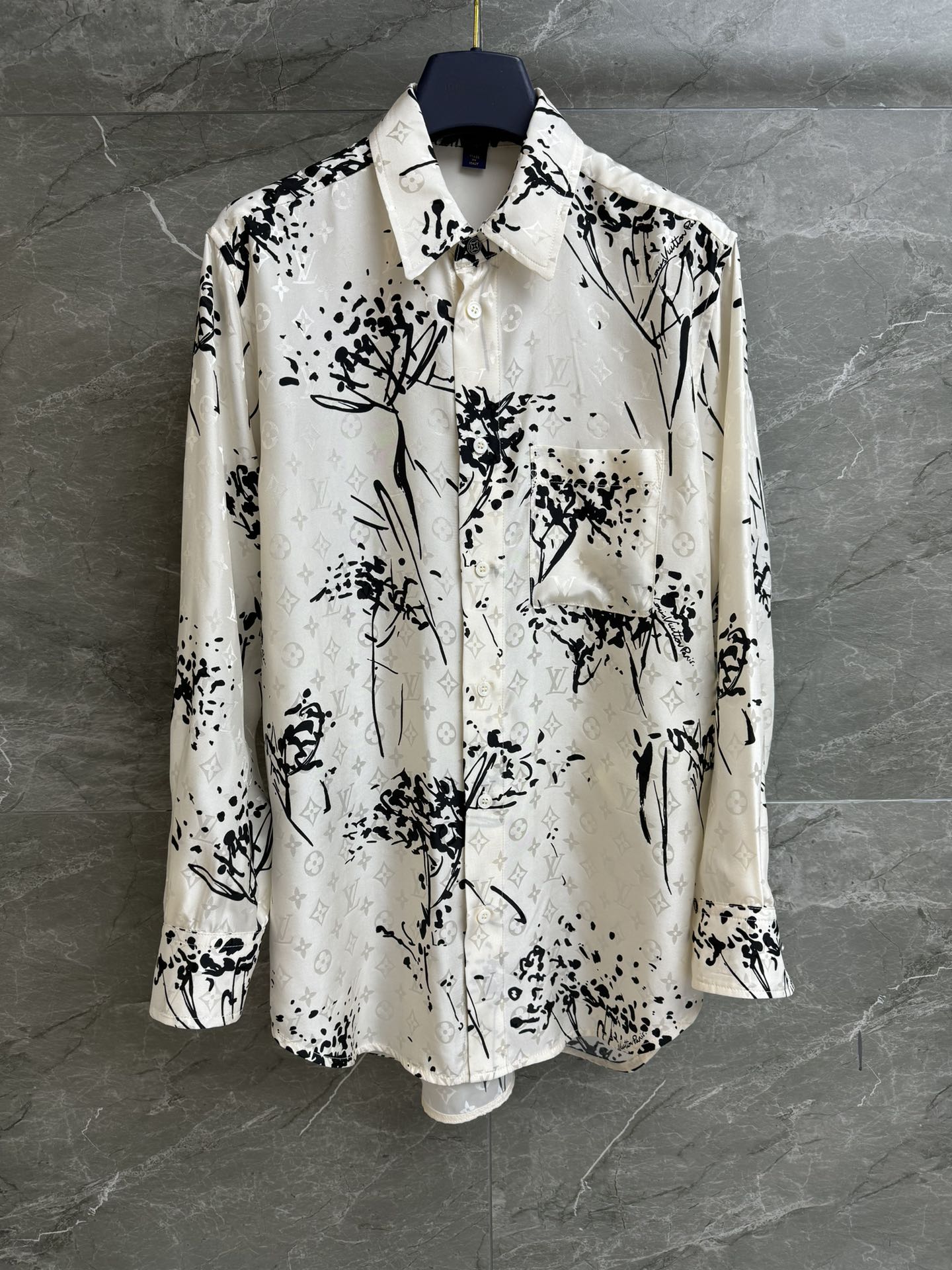 NO:328102,New spring and summer models are available. L's tree-shaped silk shirt. 2025 spring and summer series. Lapel neckline design. Dark pattern logo combined with tree-shaped pattern. Fashionable and high-end. Custom twill silk fabric. Soft and flowing. Skin-friendly and comfortable. Very vertical. Loose style. Slim and temperament on the upper body. Full trademark. Size SML,,louis vuitton, real silk,alexander wang.19860909春夏新款上新啦 L家树形印花真丝衬衣 2025春夏系列 翻领领口设计 暗纹logo结合树形印花图案 时髦高级 定制斜纹真丝面料 柔软飘逸 亲肤舒适 很有垂直感 宽松版型 上身显瘦又气质 商标齐全 尺码SML,,louis vuitton,real silk,alexander wang,Women's clothing