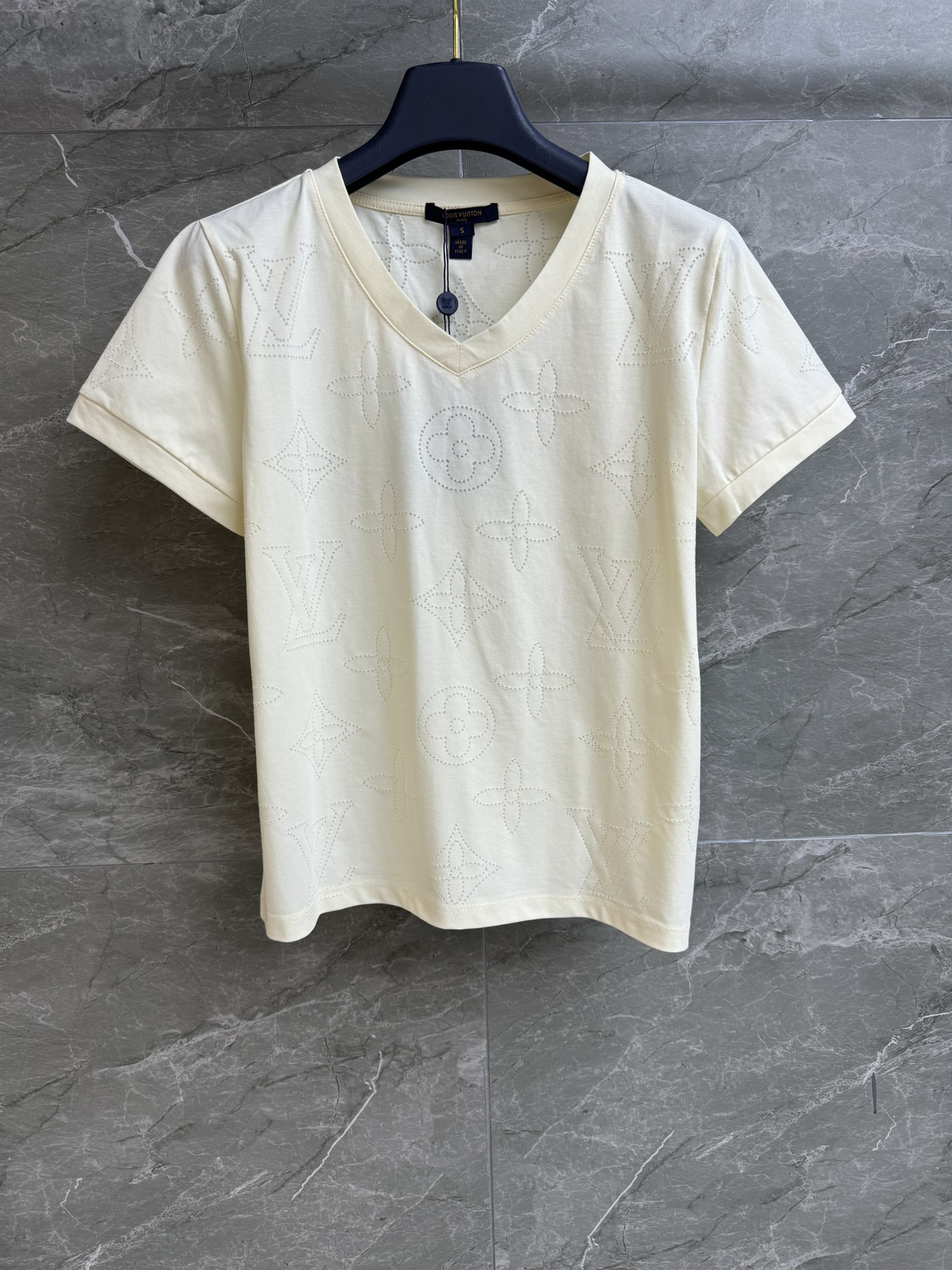 NO:328100,New spring and summer models are available. L home hollowed-out flower T-shirt 2025 summer series Temperament V-neck neckline Classic old-fashion hollow pattern Adopting flower craftsmanship presents translucent flower shapes Fashionable and high-end Customized cotton fabric Soft and comfortable Normal style Slim and temperament on the upper body Full trademark Size SML,,louis vuitton,tees, t-shirt,alexander wang19860909春夏新款上新啦 L家镂空烧花T恤 2025夏季系列 气质V领领口 经典老花镂空图案 采用烧花工艺 呈现半透明的花型 时髦高级 定制纯棉面料 柔软舒适 正常版型 上身显瘦又气质 商标齐全 尺码SML,,louis vuitton,tees，t-shirt,alexander wang,Women's clothing